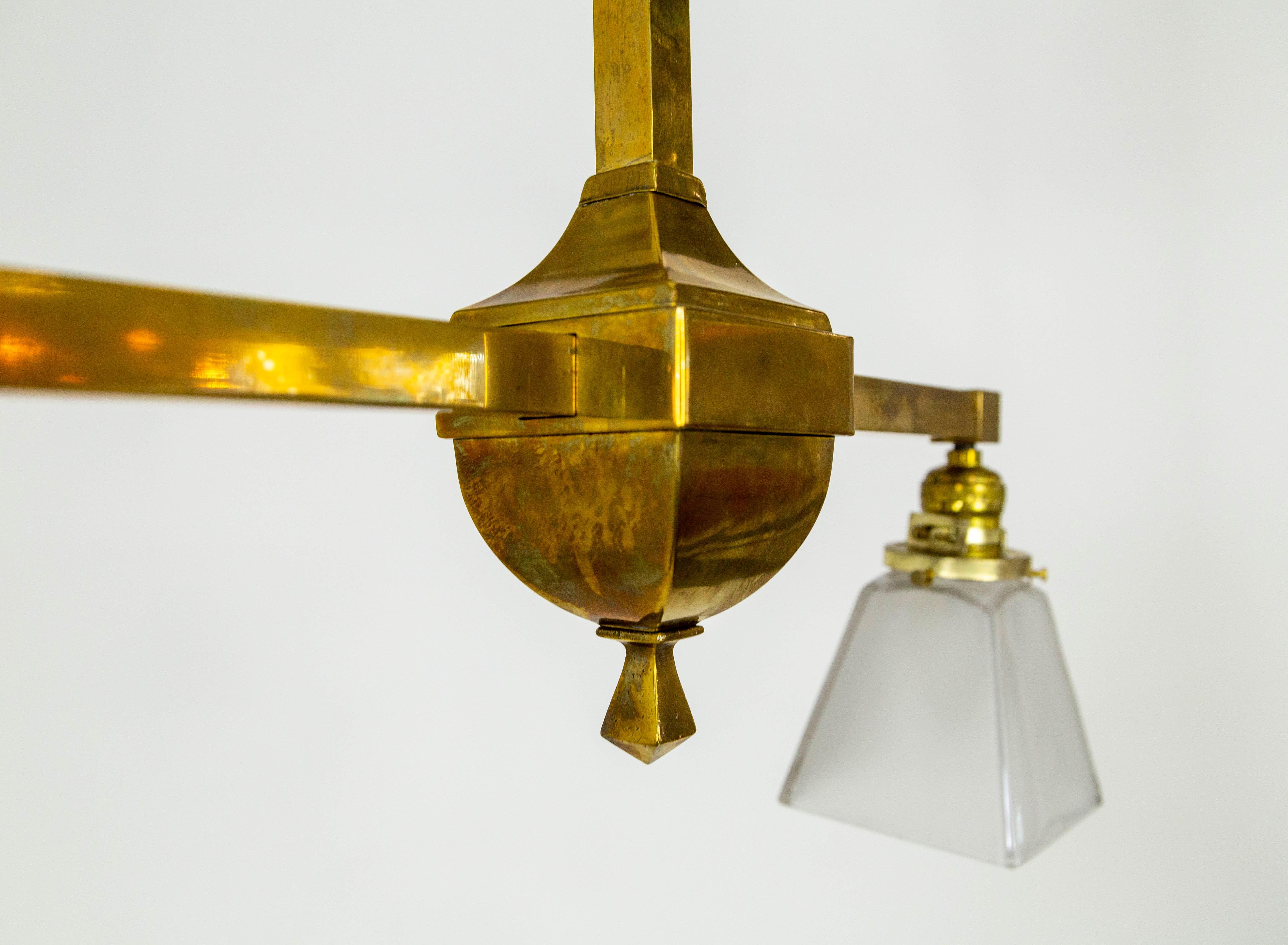 Laiton Lampe à suspension géométrique Arts & Crafts à 2 lumières en laiton en vente