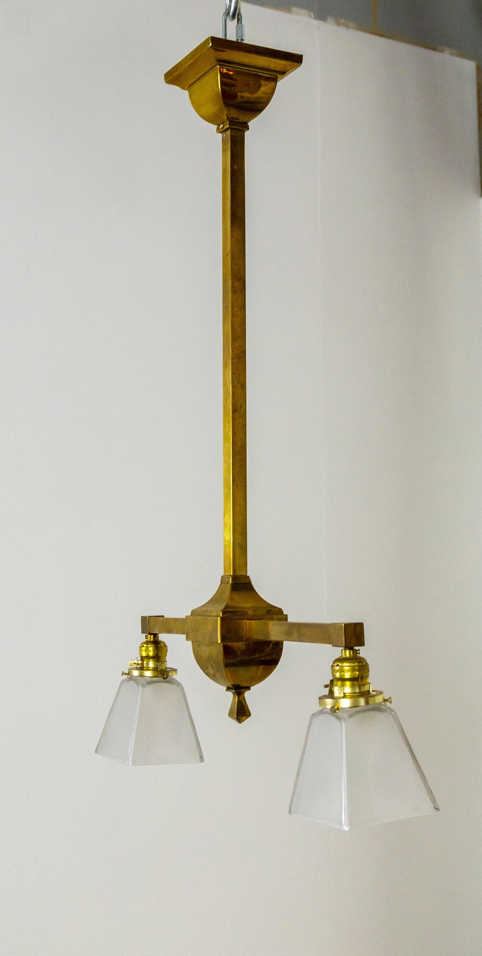 Lampe à suspension géométrique Arts & Crafts à 2 lumières en laiton en vente 3