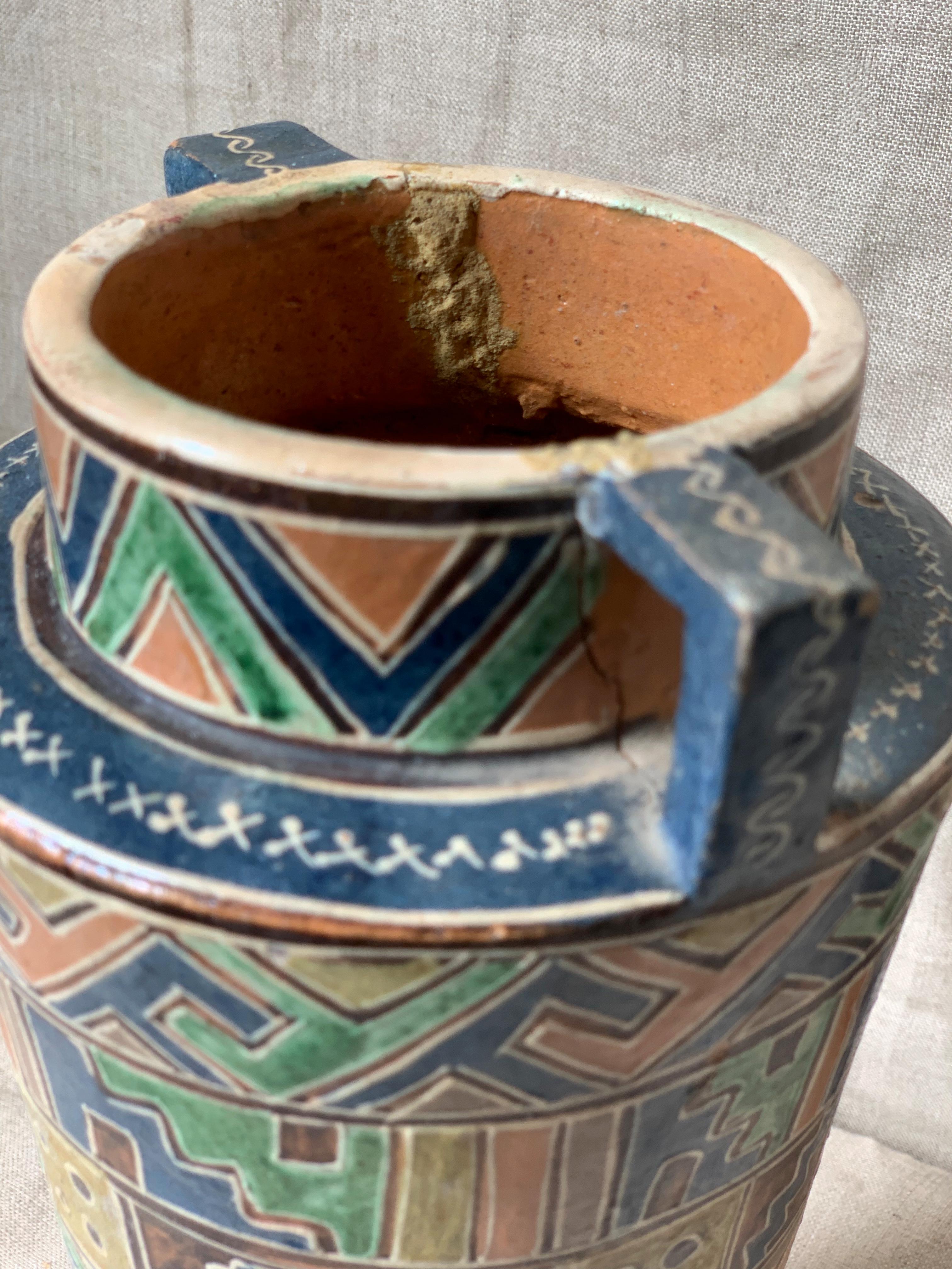 Colombien Vase à motif aztèque peint à la main en vente