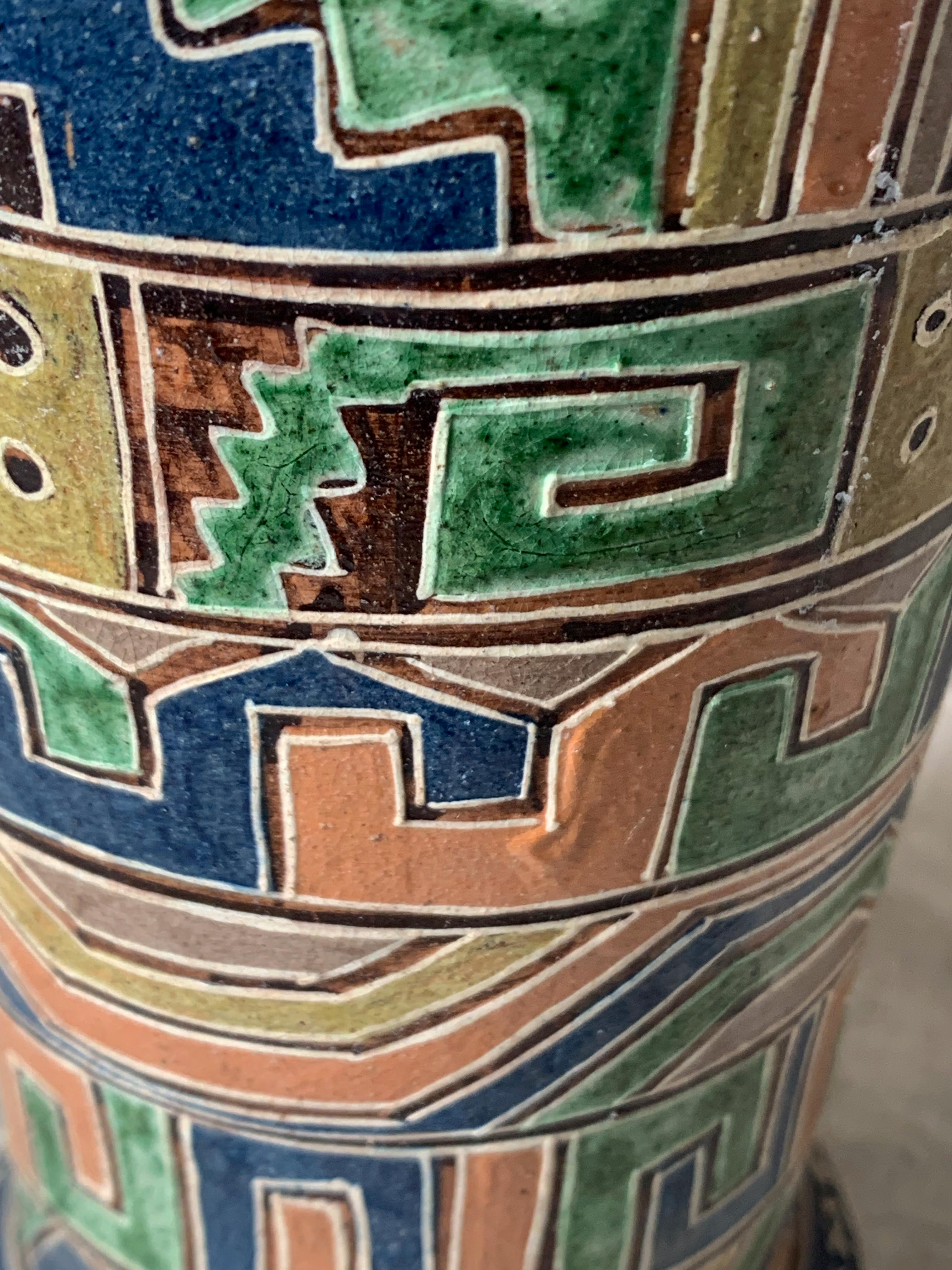 Mid-Century Modern Vase à motif aztèque peint à la main en vente