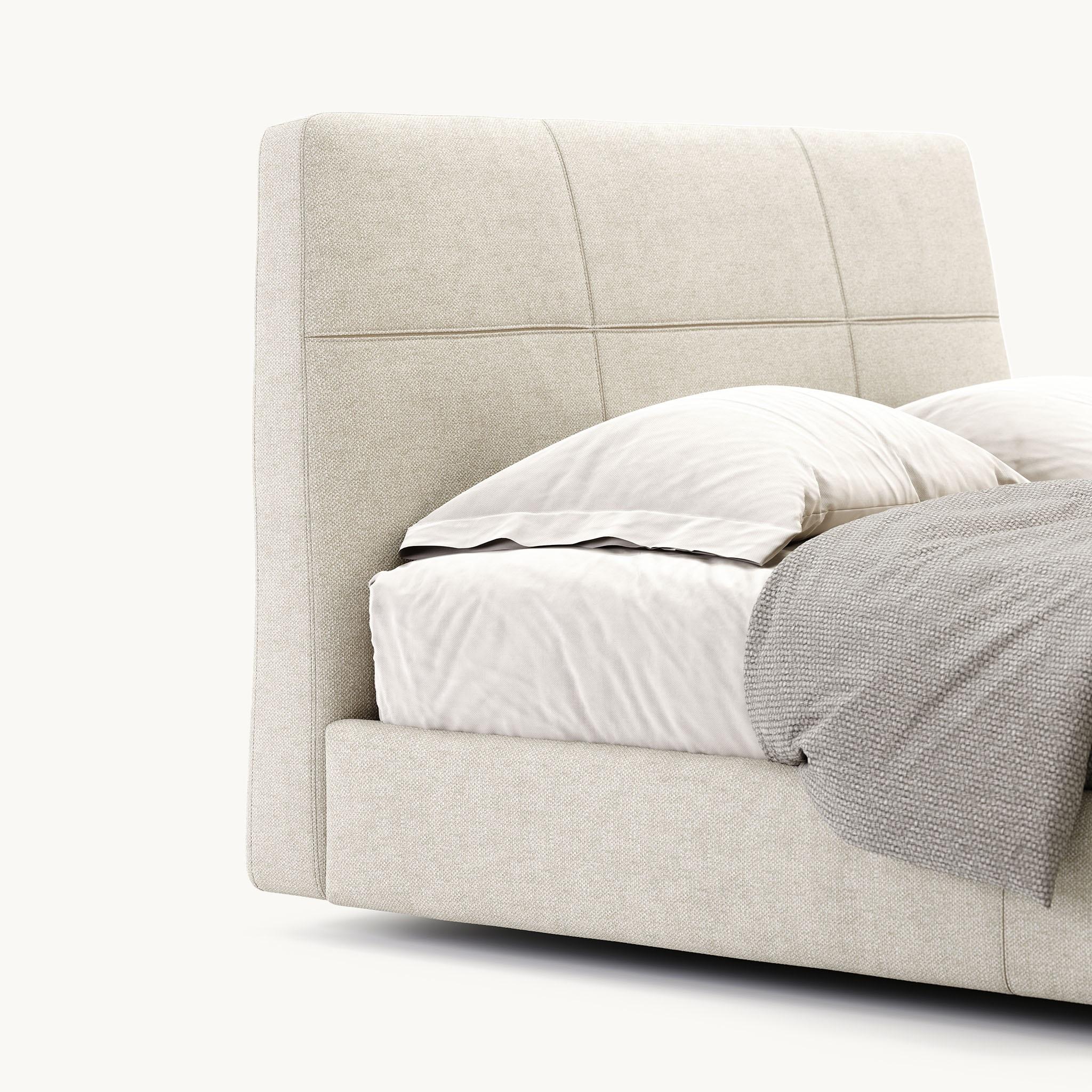 Geometrisches Bett mit konisch zulaufendem Kopfteil aus rostfreiem, widerstandsfähigem Samt-American King (Portugiesisch) im Angebot