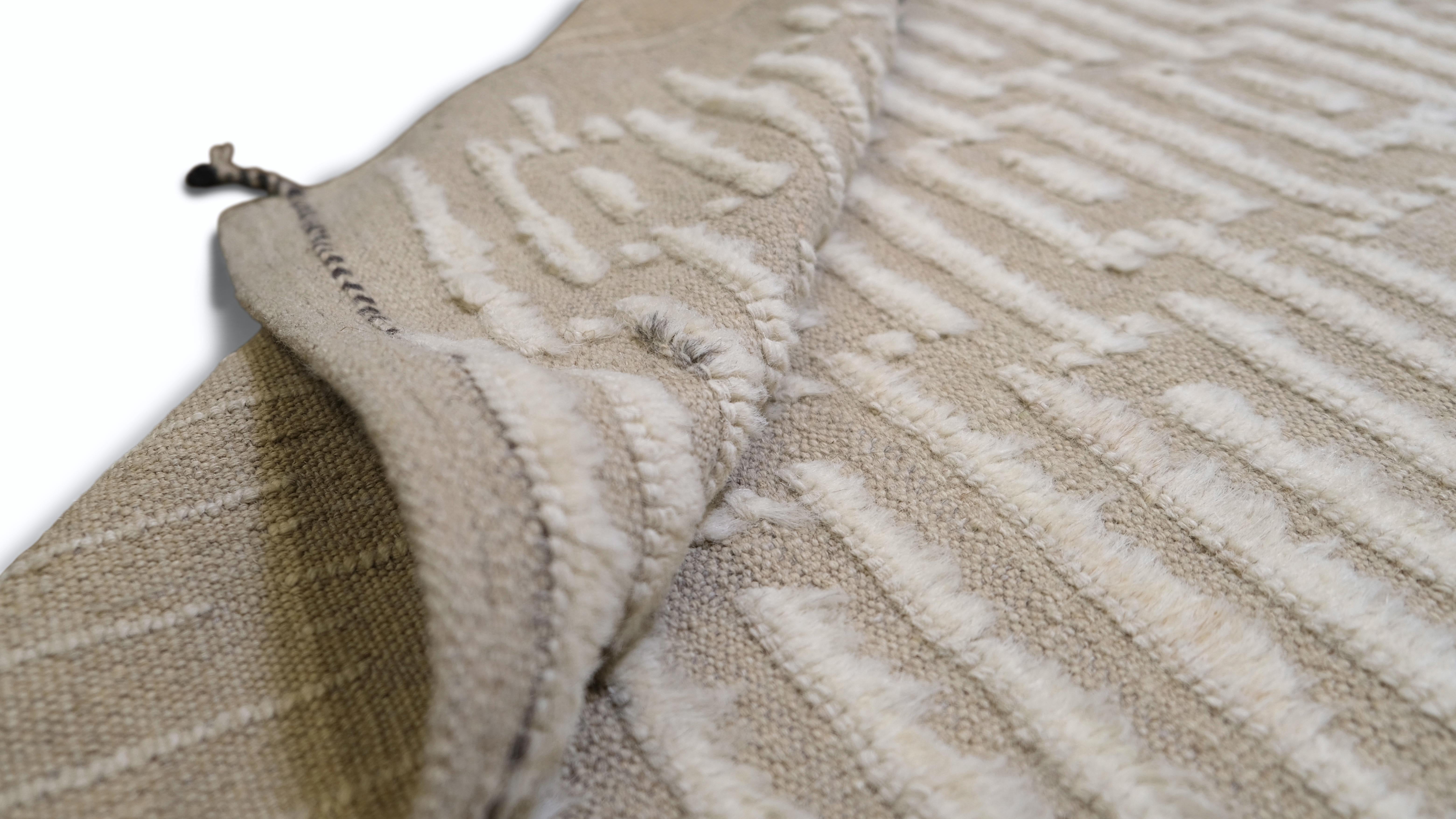 Dieser moderne, handgeknüpfte Wollteppich wertet Ihren Flur oder schmalen Raum auf. Mit seinem raffinierten geometrischen Muster in Beige strahlt dieser Läufer eine zeitlose Eleganz aus, die sowohl zu zeitgenössischen als auch zu Übergangsinterieurs
