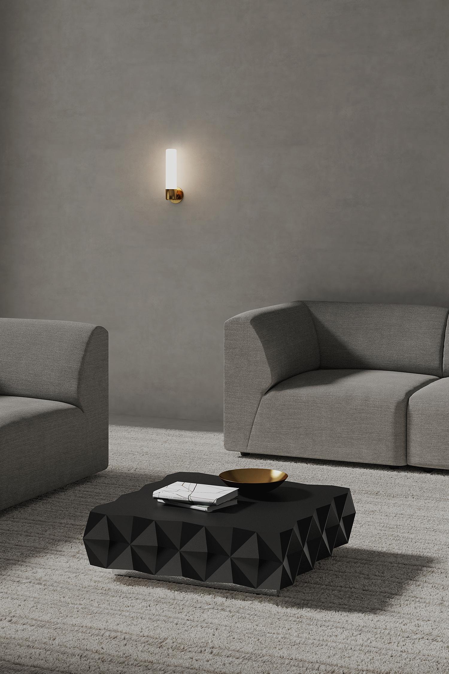 Un meuble luxueux dont la surface polygonale est une provocation implicite. Il s'agit sans aucun doute d'une pièce de design élémentaire pour les personnalités audacieuses.

Table basse de la Collection S/One conçue par Joel Escalona, dont les