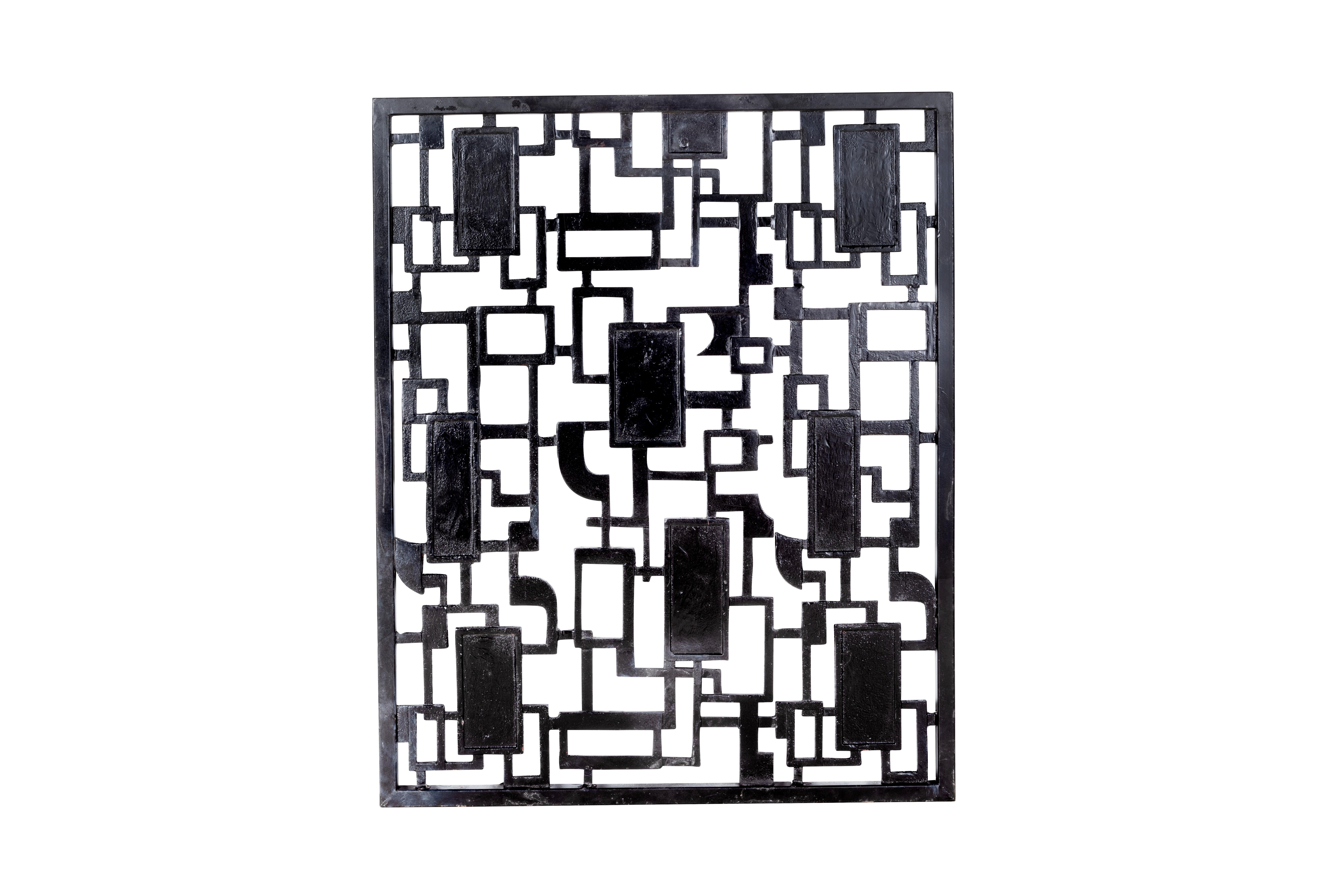 Arte da parete geometrica in ferro nero per cancelli.

Il pezzo fa parte della nostra collezione unica, Le Monde. Un'esclusiva per noi. Curati a livello mondiale da Brendan Bass, i mobili e gli accessori Le Monde offrono una sensibilità moderna,