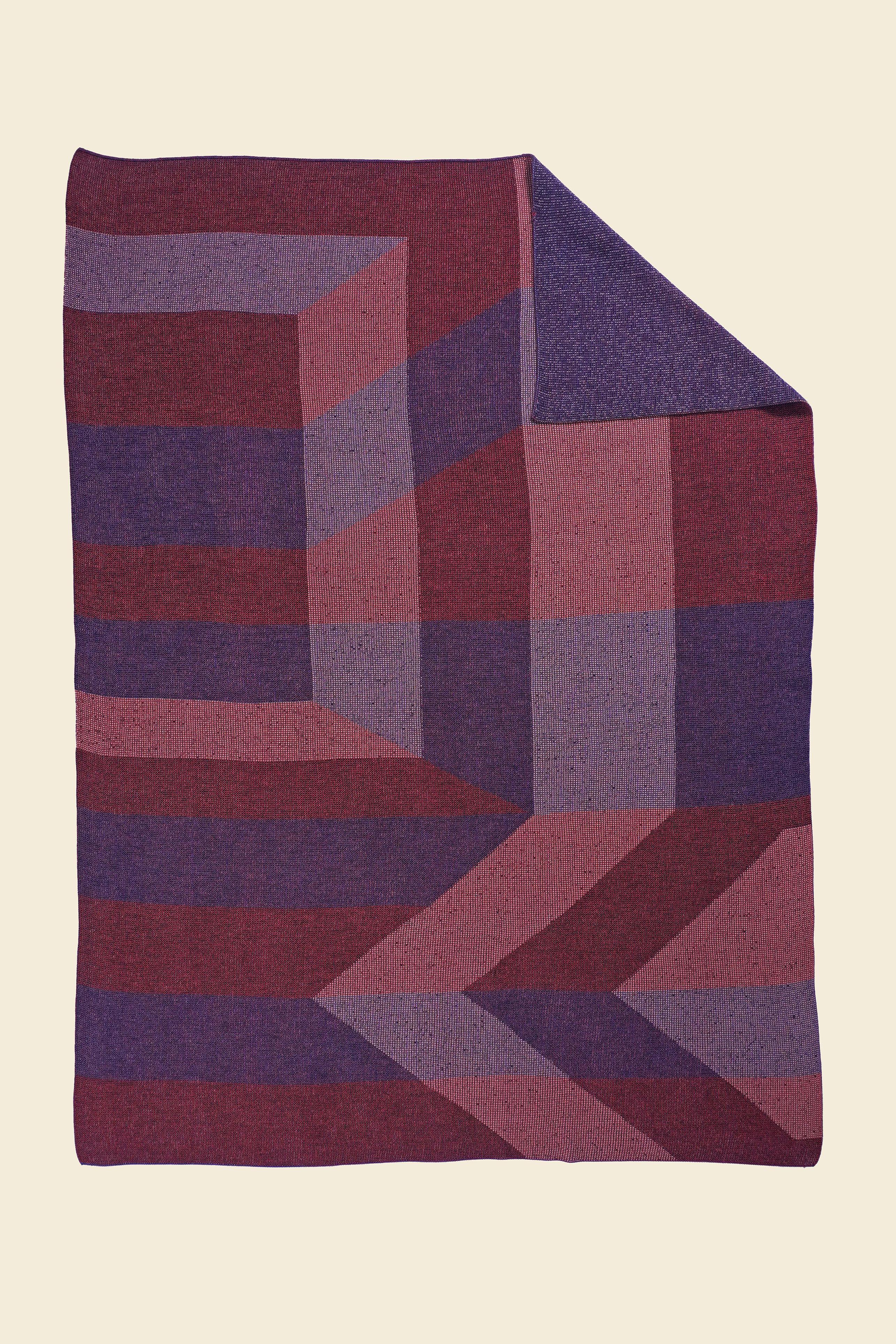 Fatto a macchina Geometric Blanket in Red/Purple in vendita