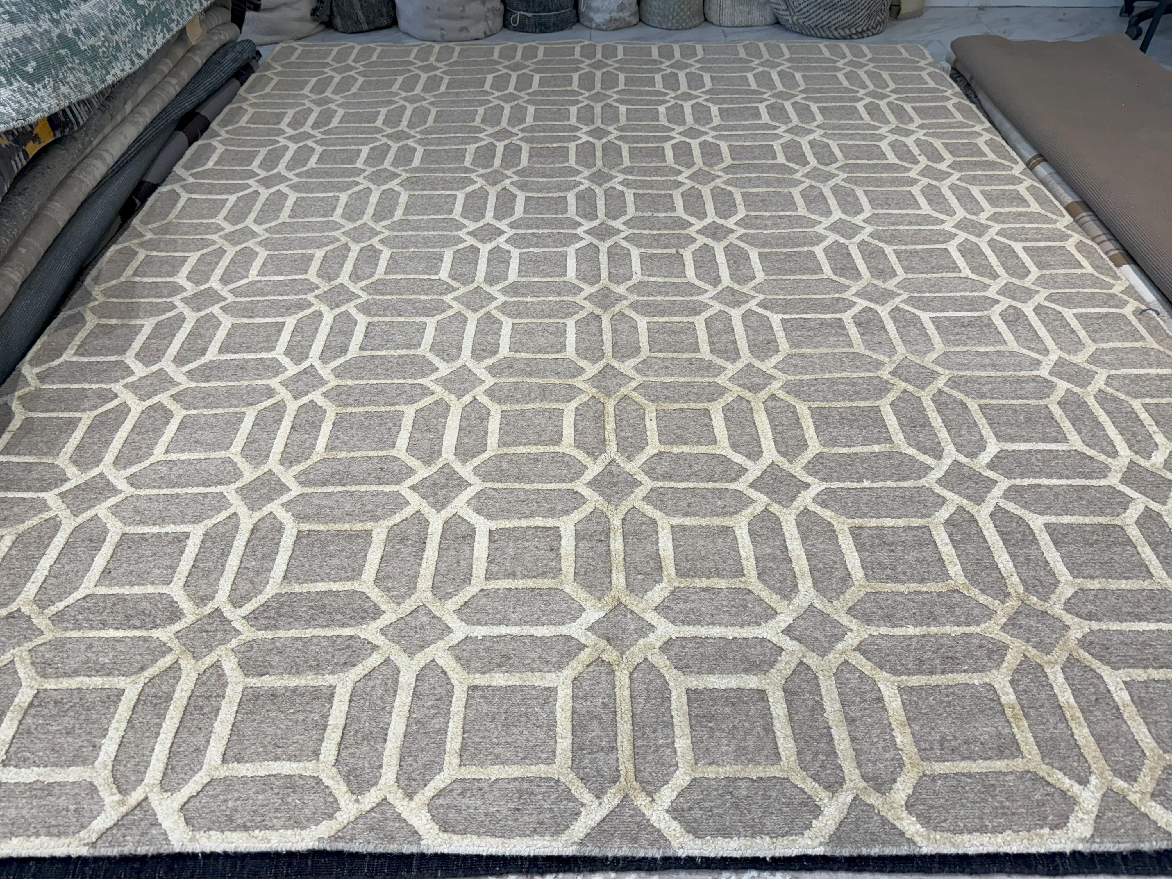 Stai cercando qualcosa di unico per elevare il tuo spazio? Allora è molto probabile che questo tappeto si adatti perfettamente alle tue esigenze. Questo disegno geometrico all-over di colore beige è sicuramente in grado di ravvivare e rendere più
