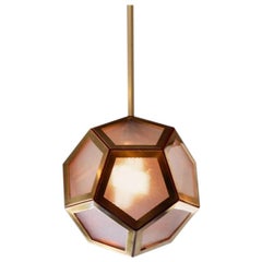 Geometrisches Windlicht 'Pentagone' aus Messing, braunem Leder und Glas von Design Frères