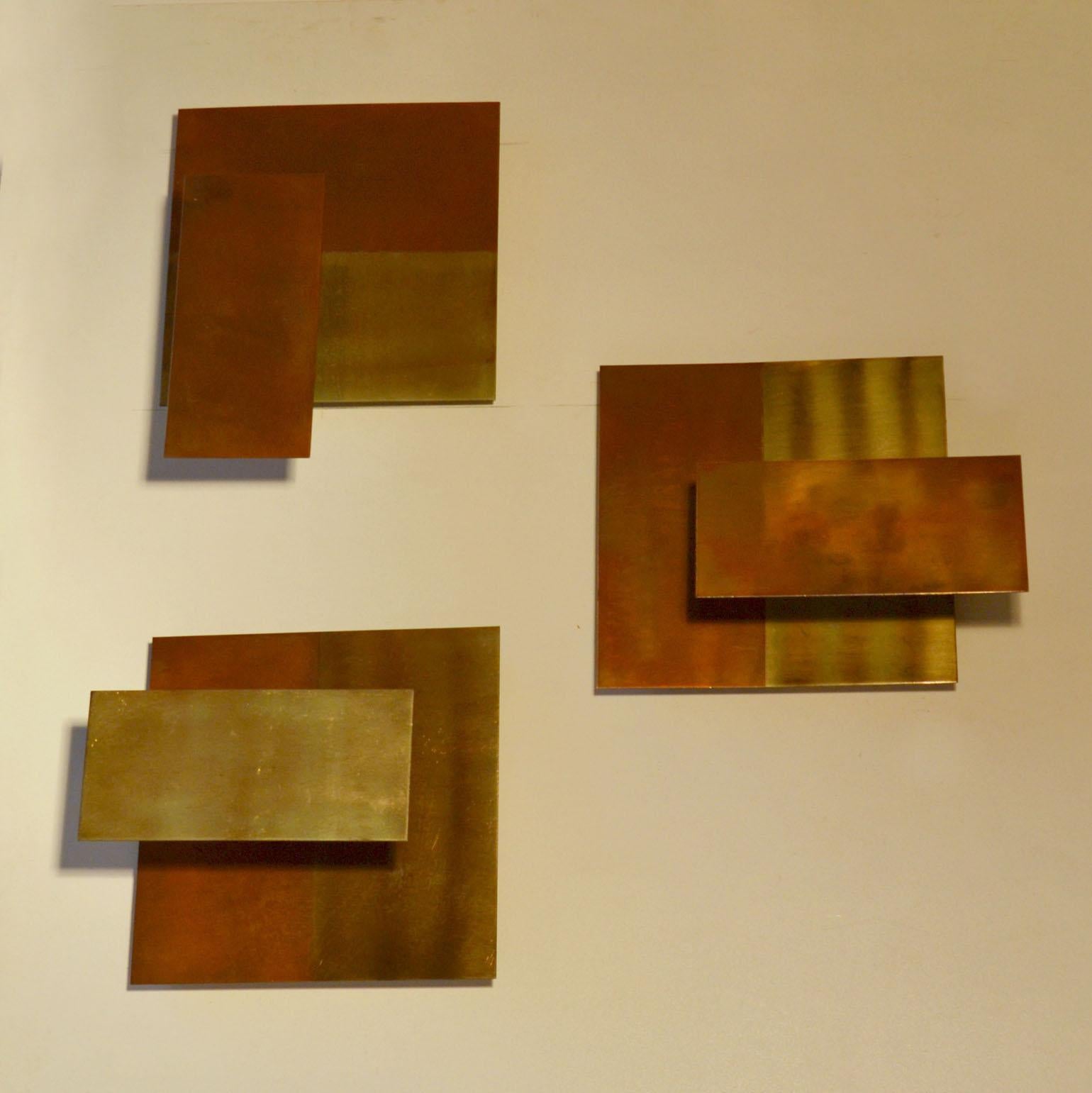 Drei geometrische, minimale Wandskulpturen, die als Kerzenhalter dienen. Die Oberflächenpatina ist Teil der Komposition. Sie können in beliebiger Reihenfolge angebracht werden und lassen sich leicht an jeweils zwei Haken befestigen.
Als Kerzen
