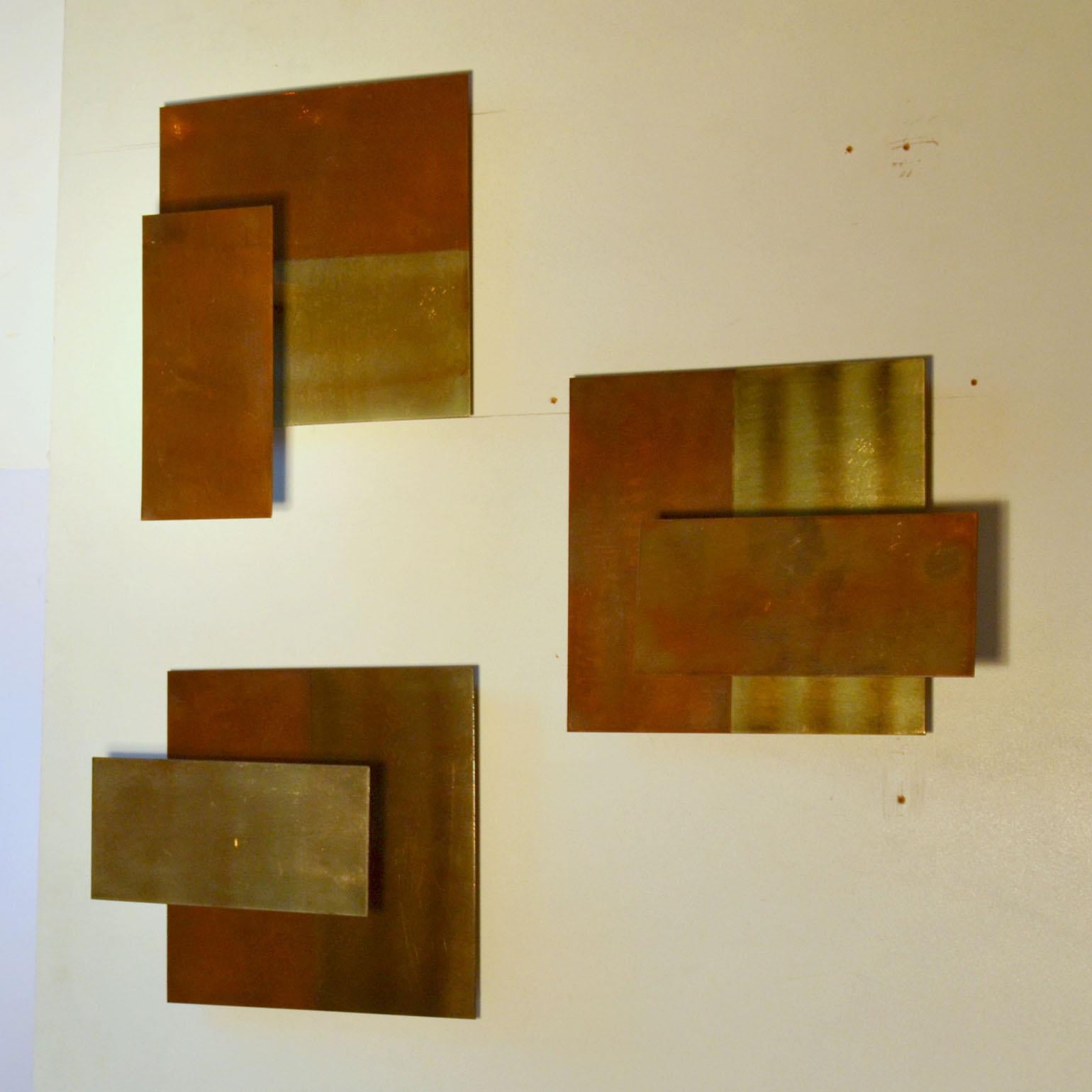 Tres esculturas geométricas minimalistas montadas en la pared que funcionan como portavelas. La pátina de la superficie forma parte de la composición. Pueden colocarse en el orden que prefieras, montadas fácilmente cada una en dos ganchos.
Las velas