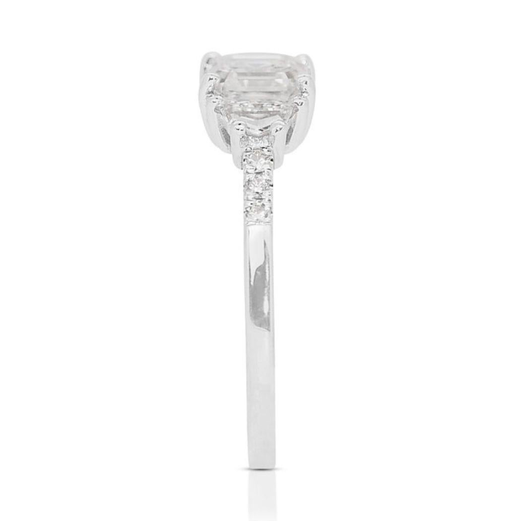 Geometrischer Brilliance: 1,01 Karat Asscher Diamantring mit exquisiten Akzenten im Zustand „Neu“ im Angebot in רמת גן, IL