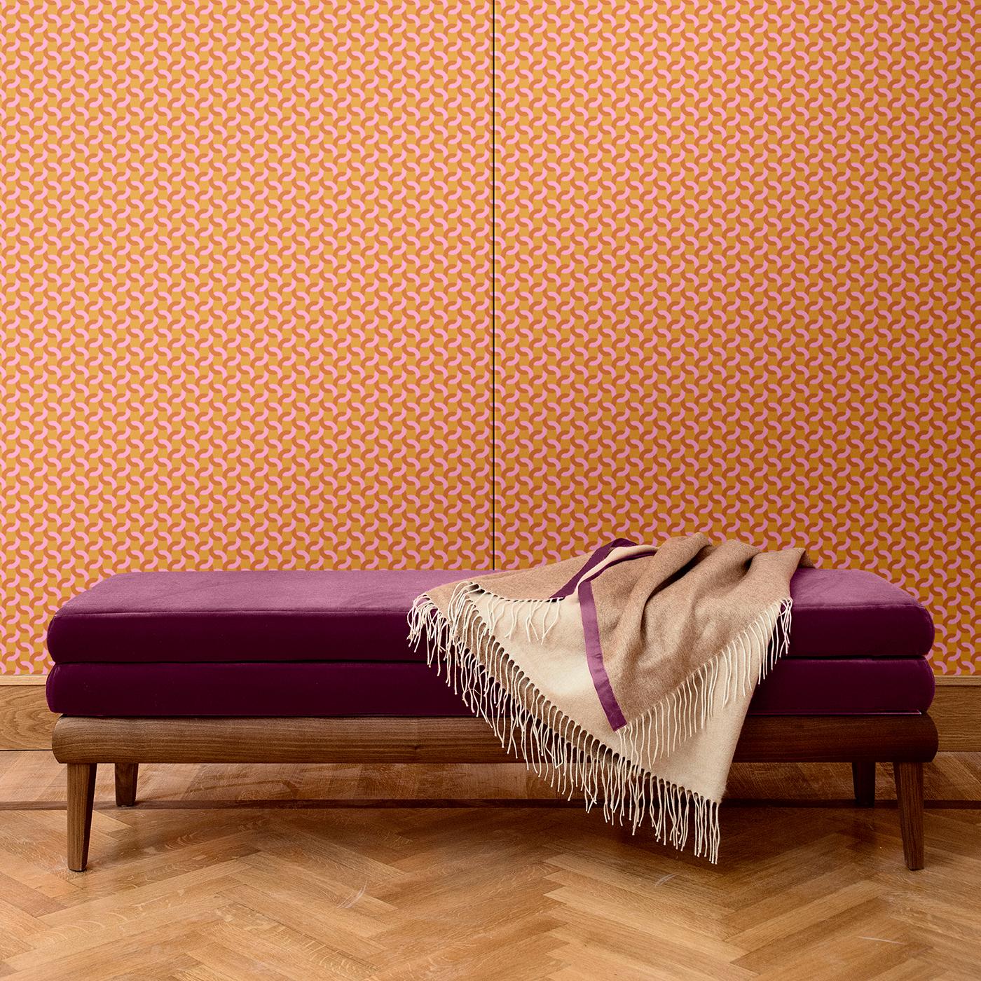 What seems a uniform golden color is the result of an elegant abstract motif in forest green and two tones of pink. This superb wall decoration is part of the Geometric collection, suitable for any sophisticated interior, where it will add a refined