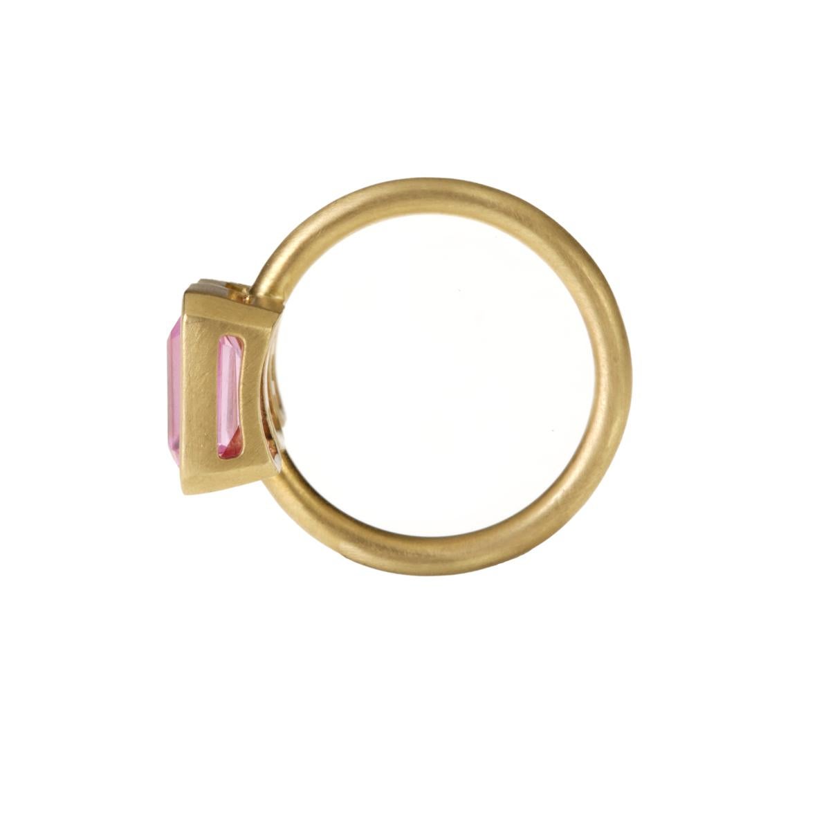 Geometric Brushed Gold Tourmaline Ring In New Condition For Sale In Milan, IT