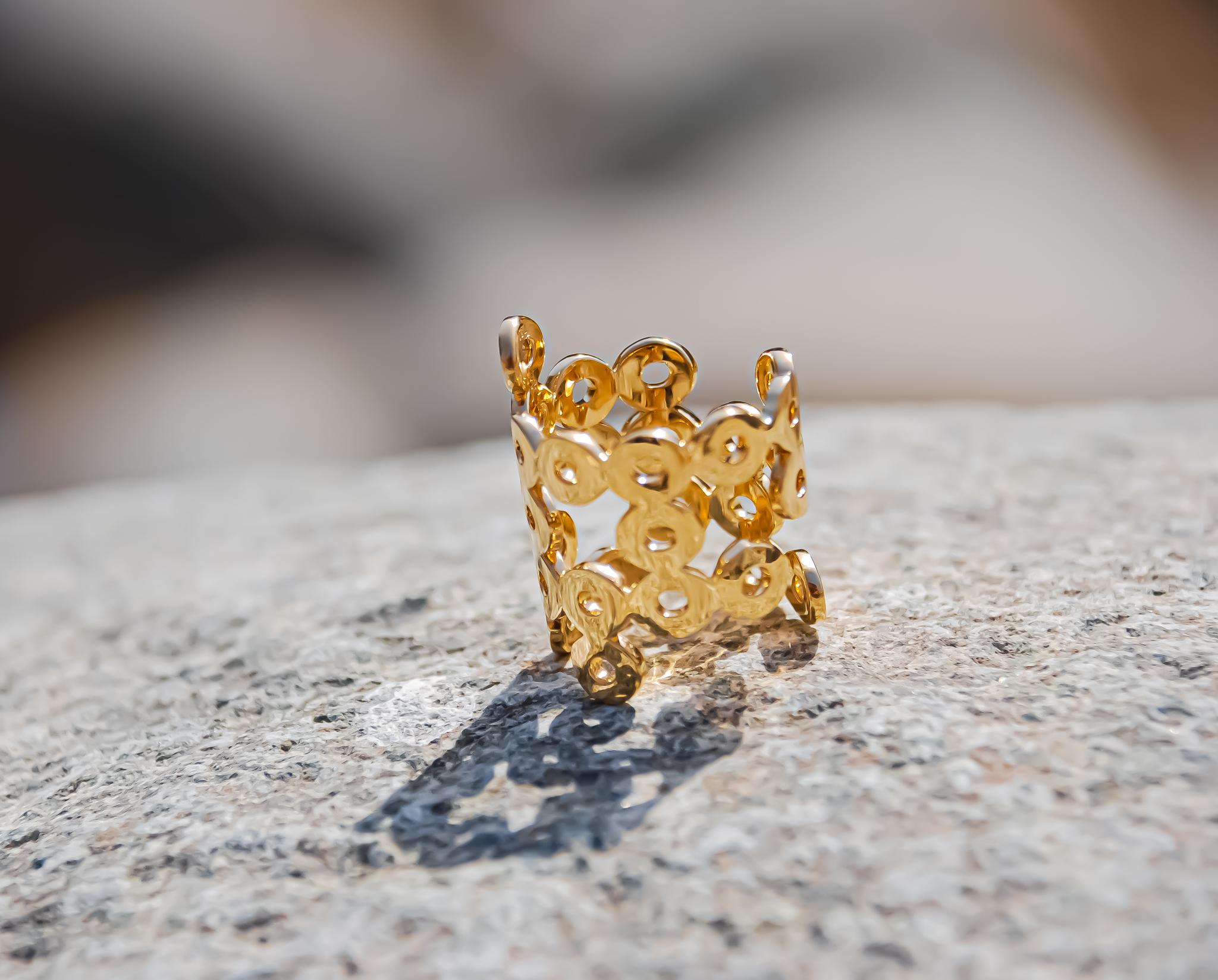 Contemporary Geometric Bubbles Ring in 18kt Yellow Gold For Sale
