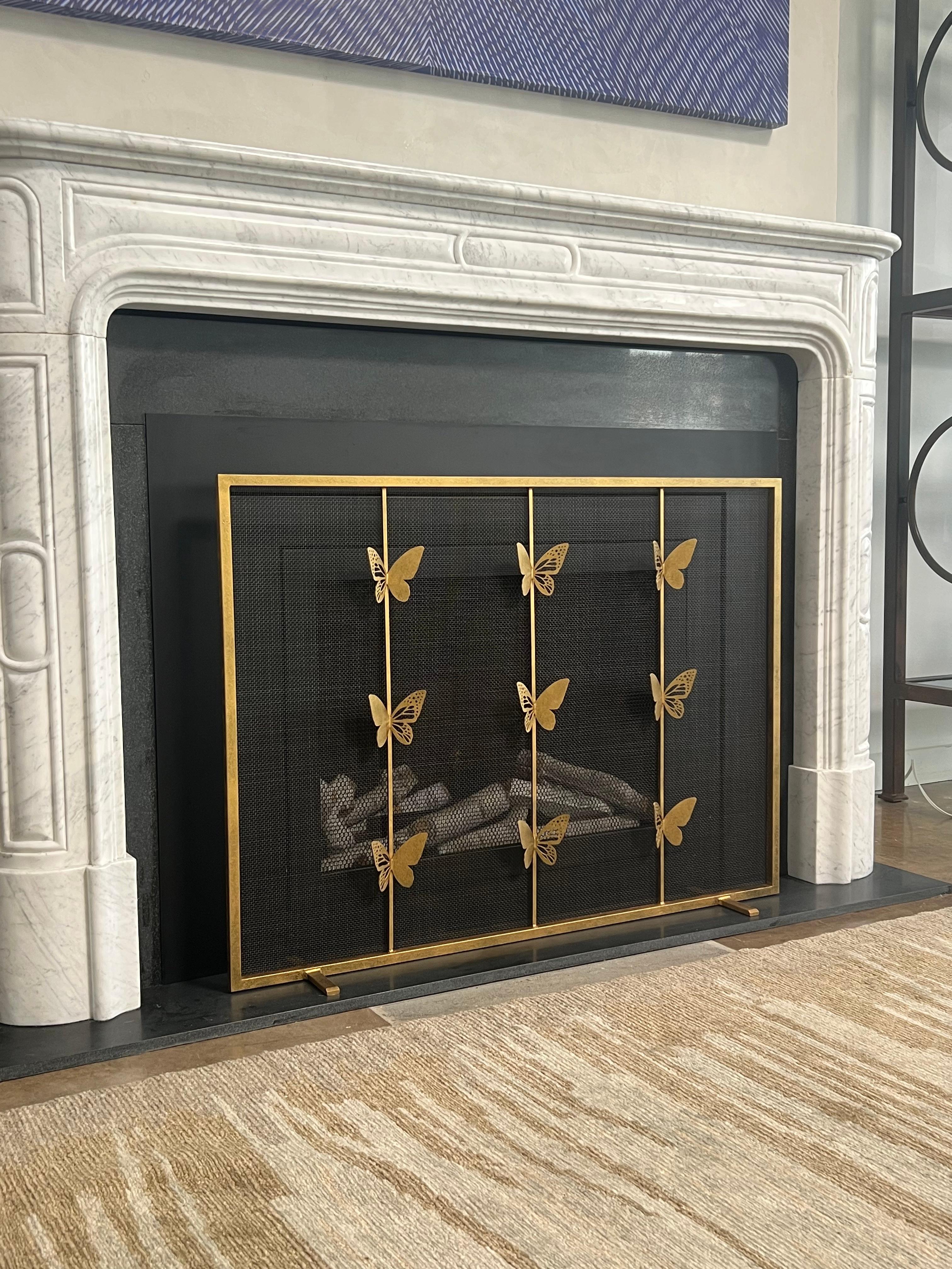 Voici l'écran de cheminée géométrique Butterfly en or brillant par Claire Crowe Collection. Chaque pièce est fabriquée à la main, avec une profonde appréciation de la beauté de la nature et un engagement inébranlable en faveur de la qualité. Le