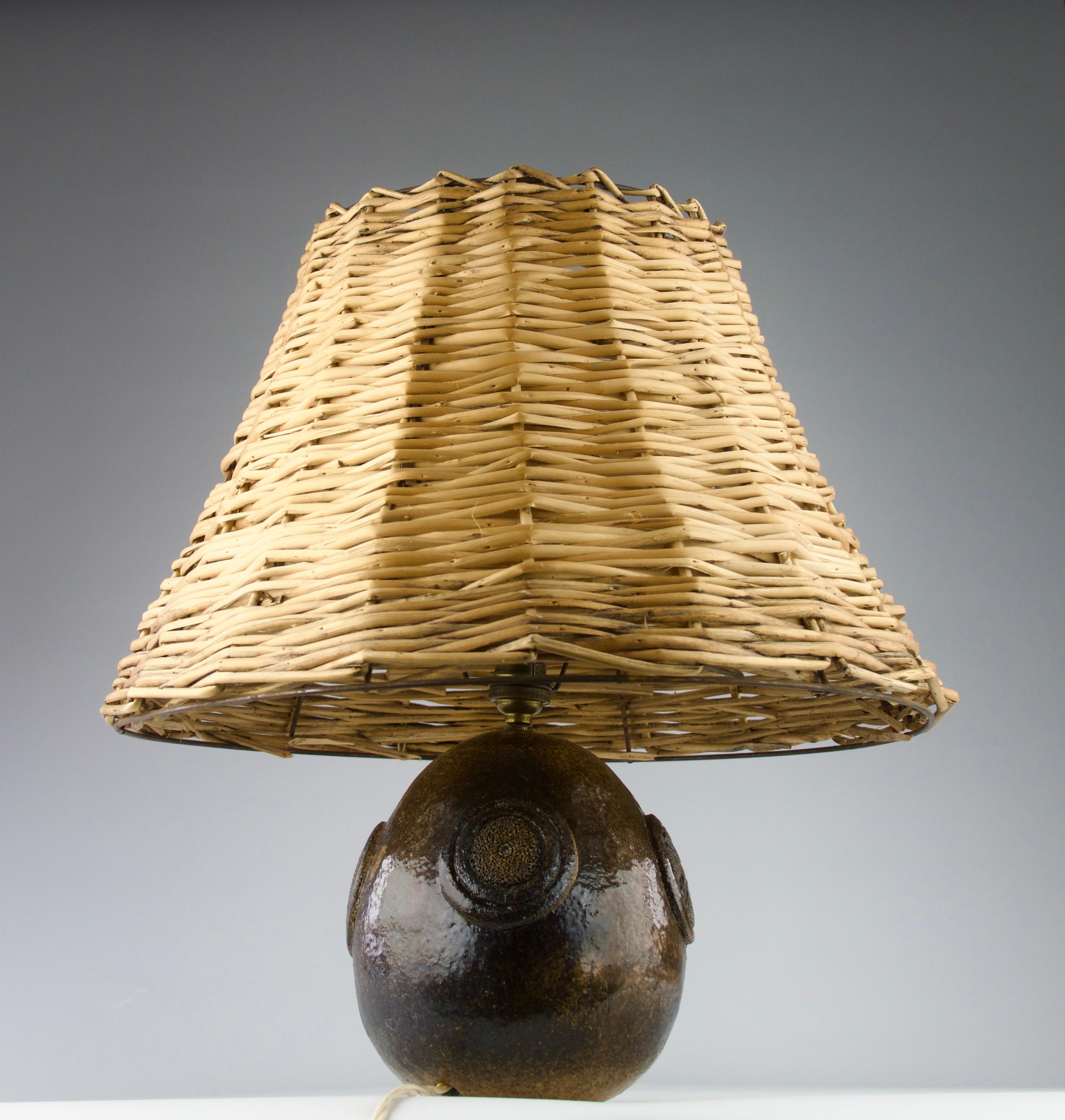 Schöne Tischlampe aus Keramik mit geometrischen Motiven und einem Lampenschirm aus Rattan, Frankreich 1950er Jahre.

Ausgezeichneter Zustand.

Abmessungen in cm ( H x T ) : 44 x 40.5
Abmessungen des Keramiksockels in cm ( H x T) : 17 x 15, mit der