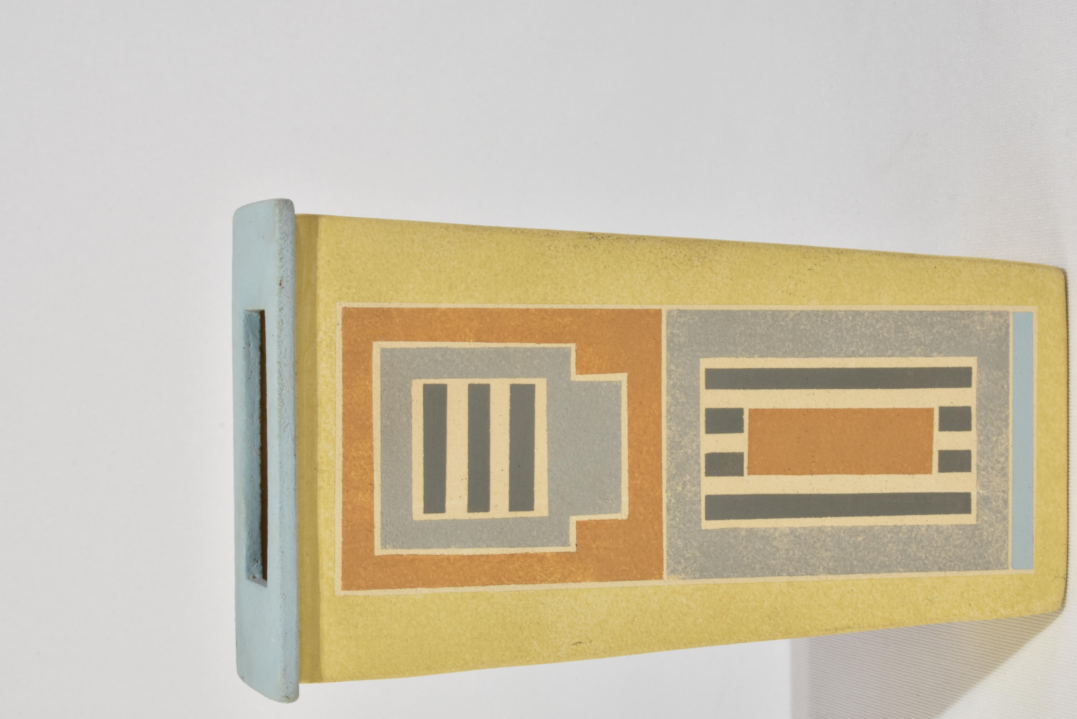 Vaso rettangolare in ceramica color chartreuse con un sorprendente motivo geometrico, interno smaltato e firmato sulla base Van Assche, anni '80 circa.