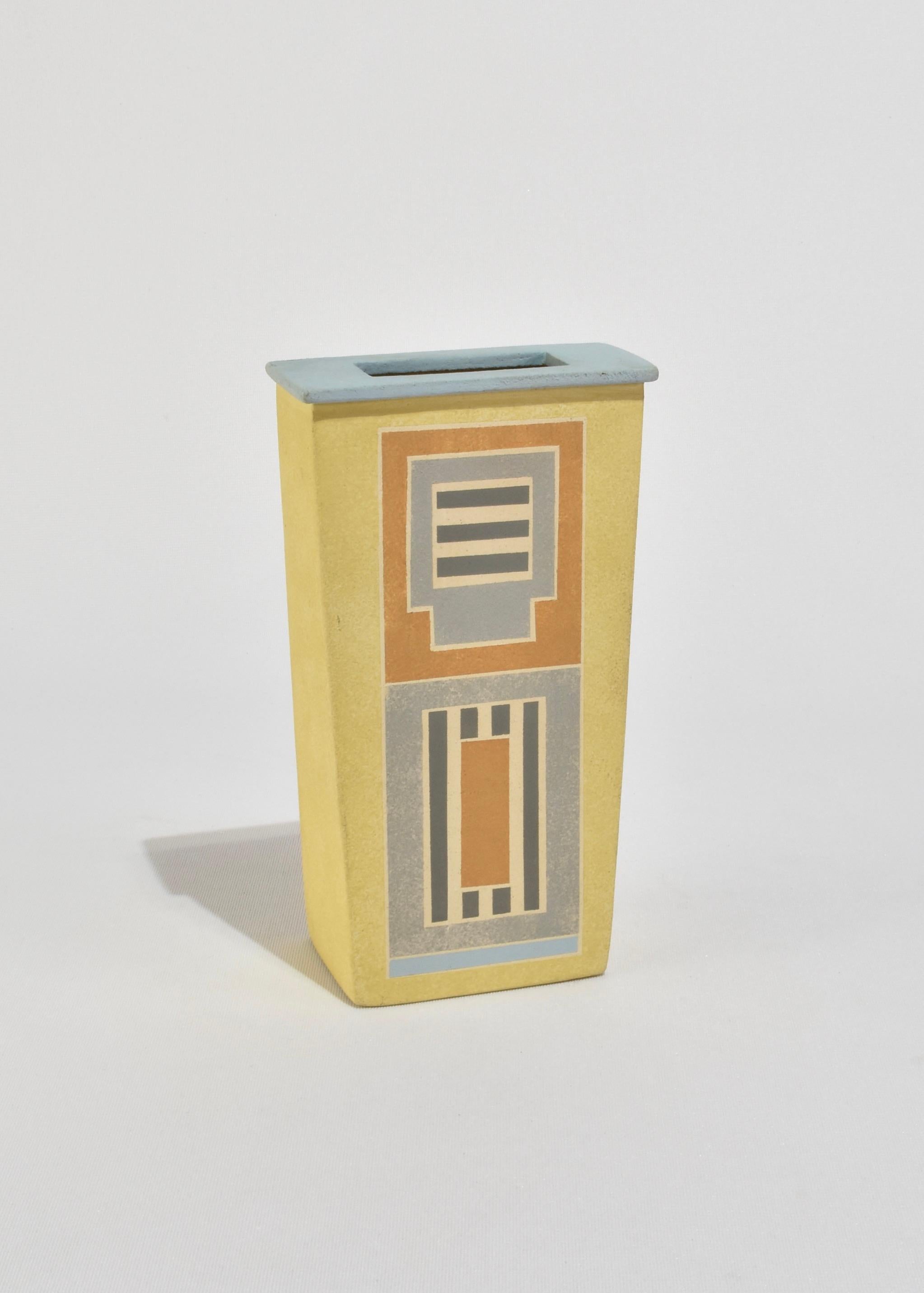 Fatto a mano Vaso geometrico in ceramica in vendita
