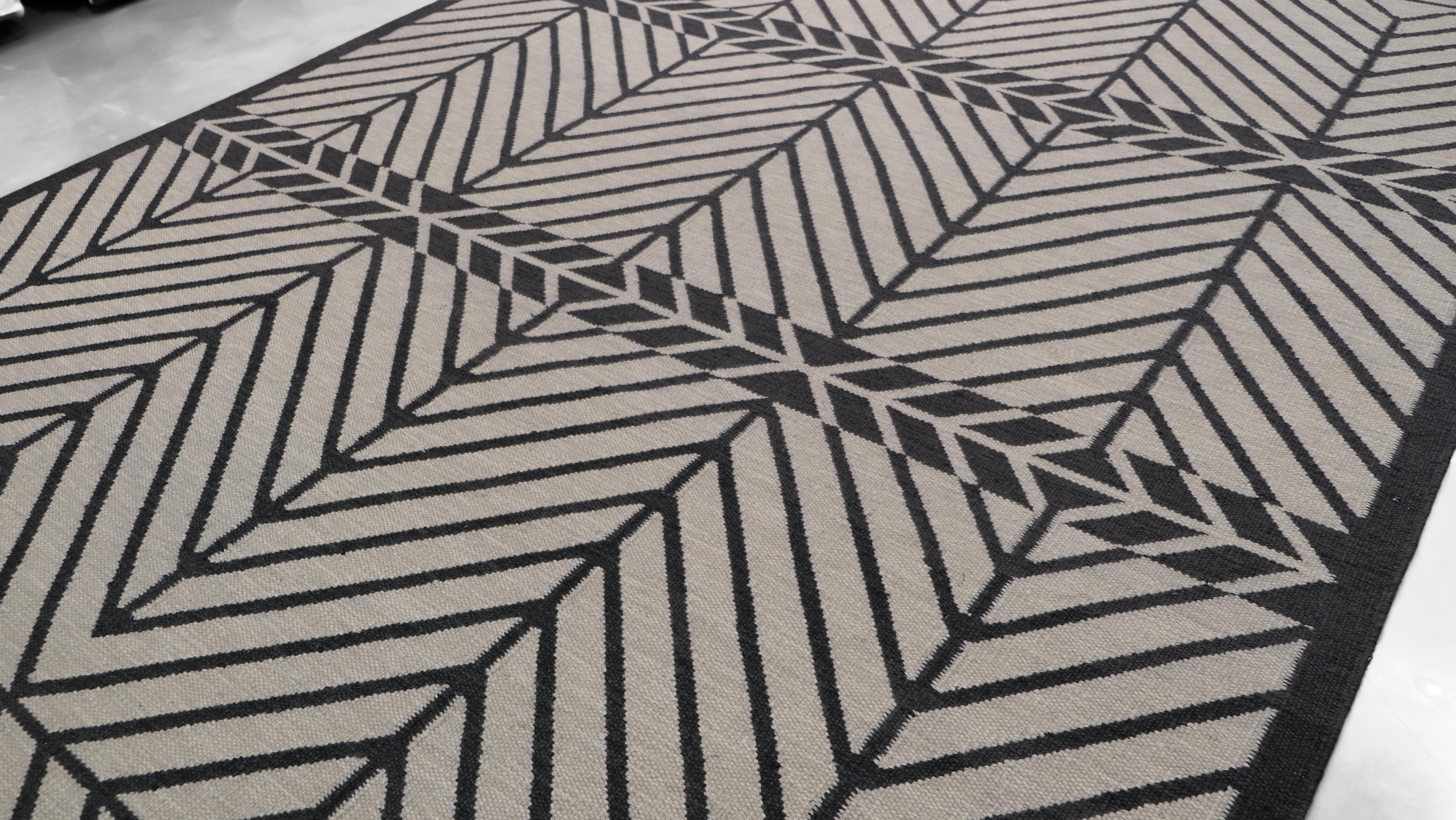 Geometrischer anthrazitgrauer Chevron- Flachgewebe-Teppich aus Wolle 9'4''x12' (Asiatisch) im Angebot