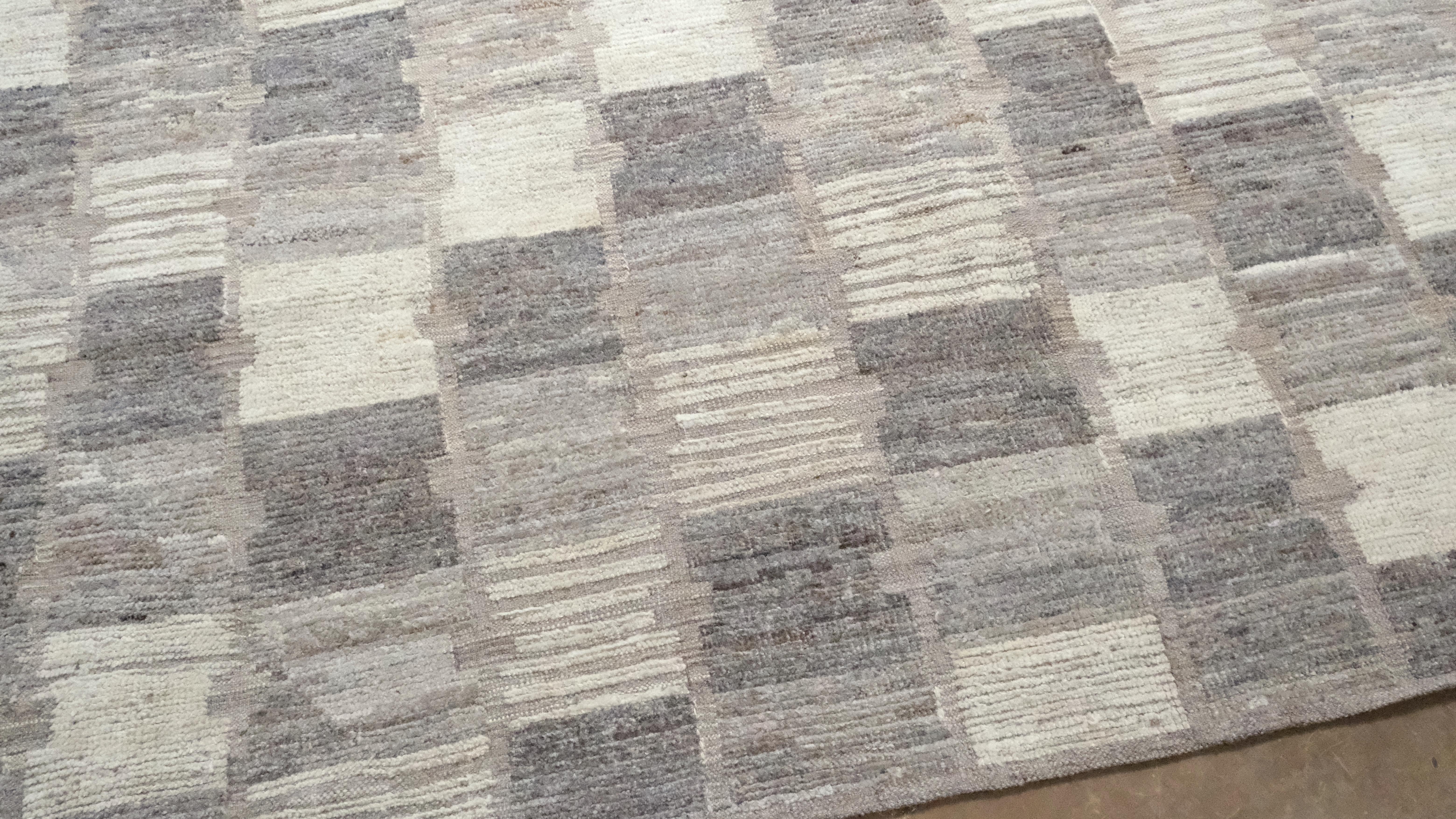 Geometrischer Wollteppich in Naturtönen mit kariertem Muster 20'x25'5'' (Afghanisch) im Angebot