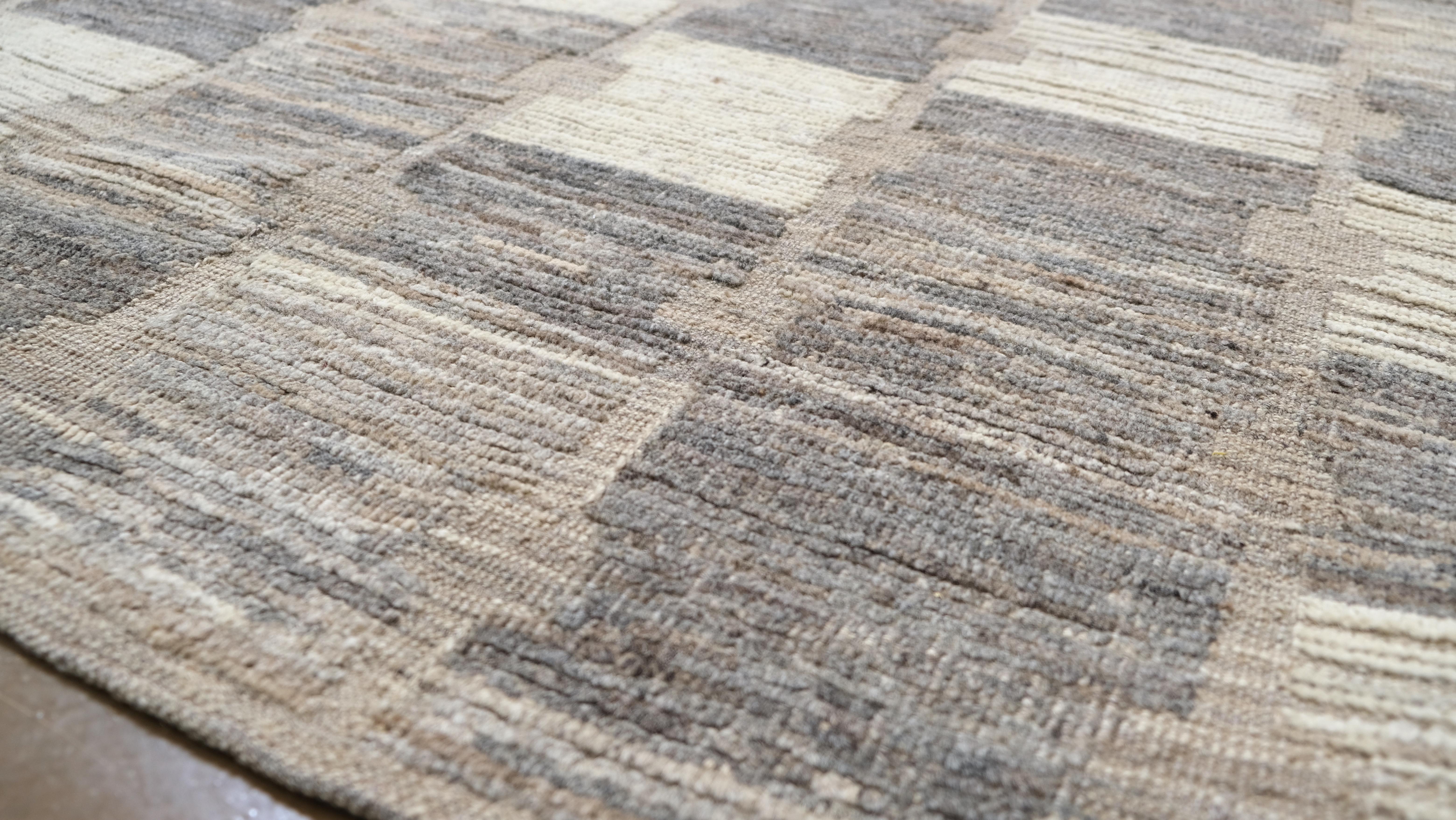 Geometrischer Wollteppich in Naturtönen mit kariertem Muster 20'x25'5'' (Moderne) im Angebot