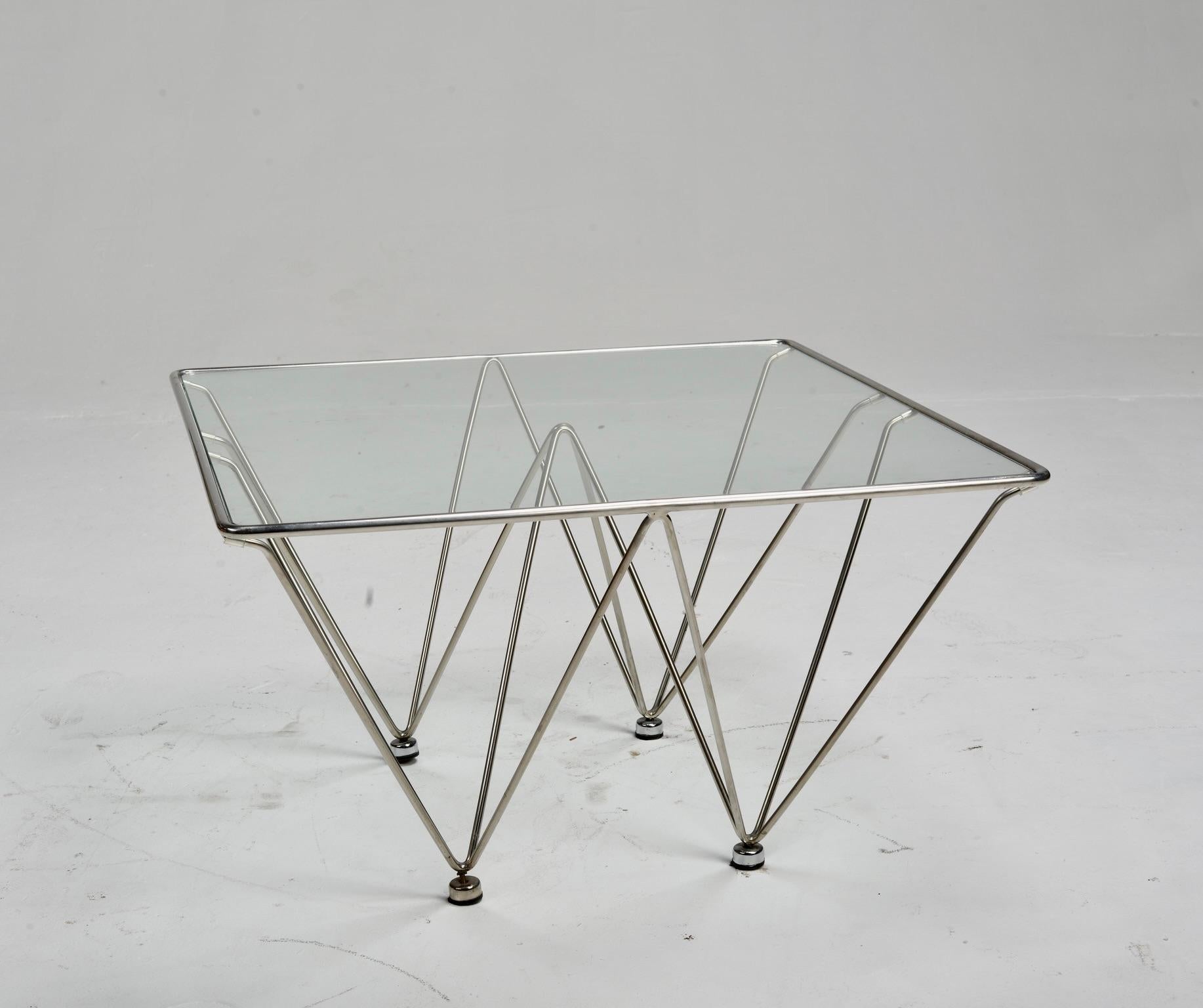 Architectural coffee table 'Alanda' attributed to Italian architect and designer, of Paolo Piva for B&B, Italia. featuring a sculptural chrome wire metal base with cut-glass top. This unique piece inspired by the iconic Italian designer adds mid