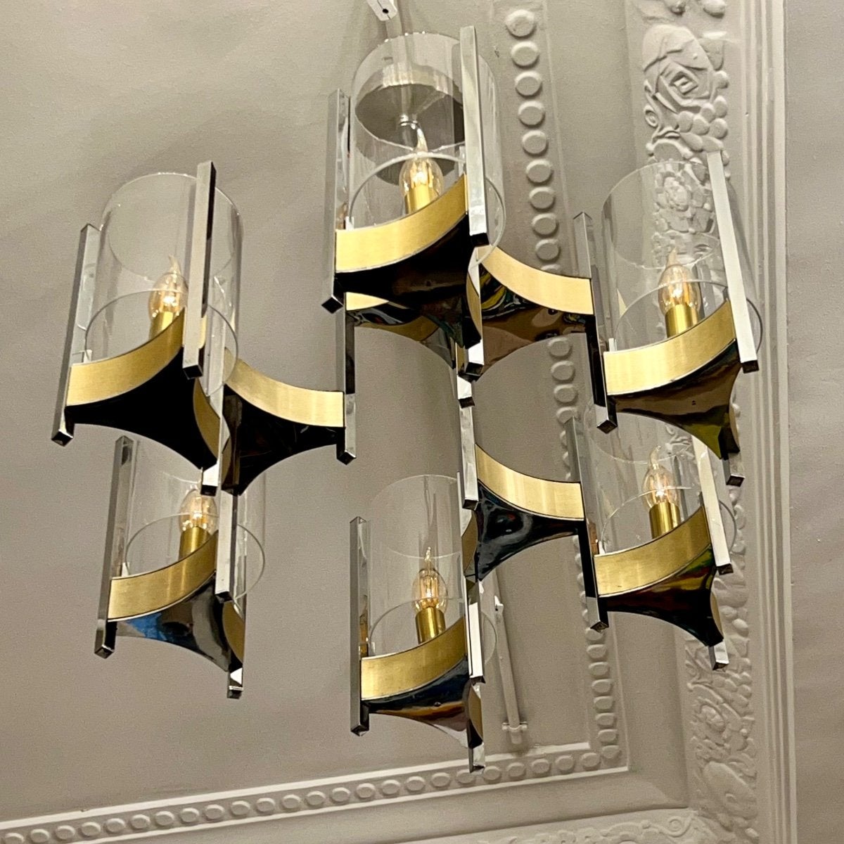 We present you with this magnificent chandelier by the Italian designer Gaetano Sciolari, featuring a blend of chrome and gold accents. Dating back to the vibrant 1960s in Italy, this piece remains in exceptional condition, complete with its