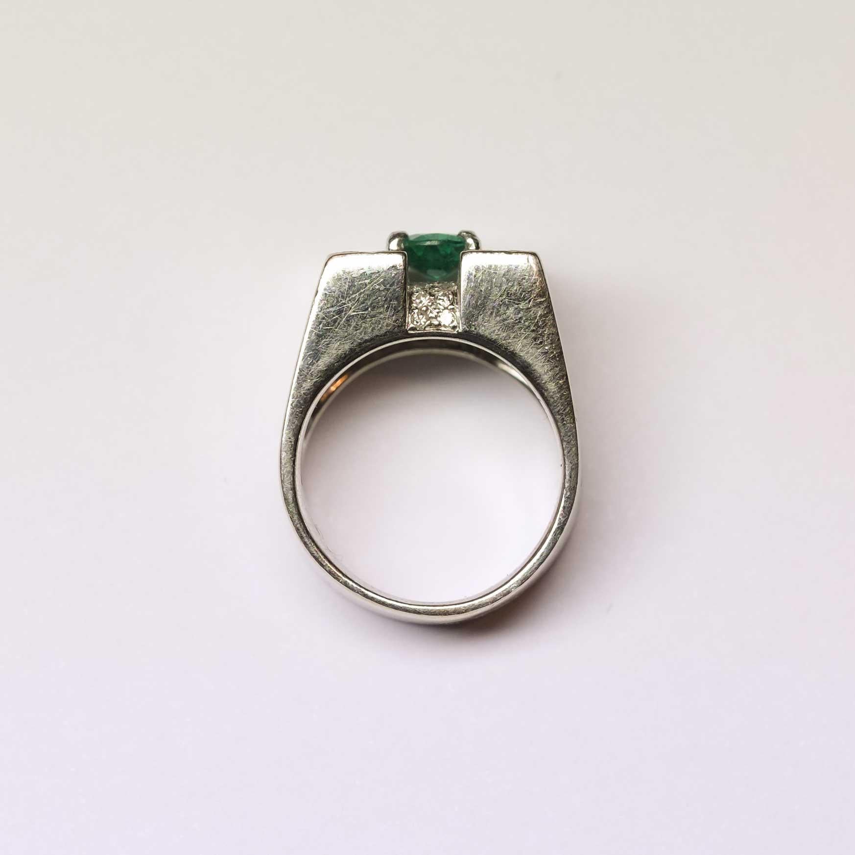 Geometric Cocktail Ring with Emeralds and Diamonds In Good Condition For Sale In Milano, MI