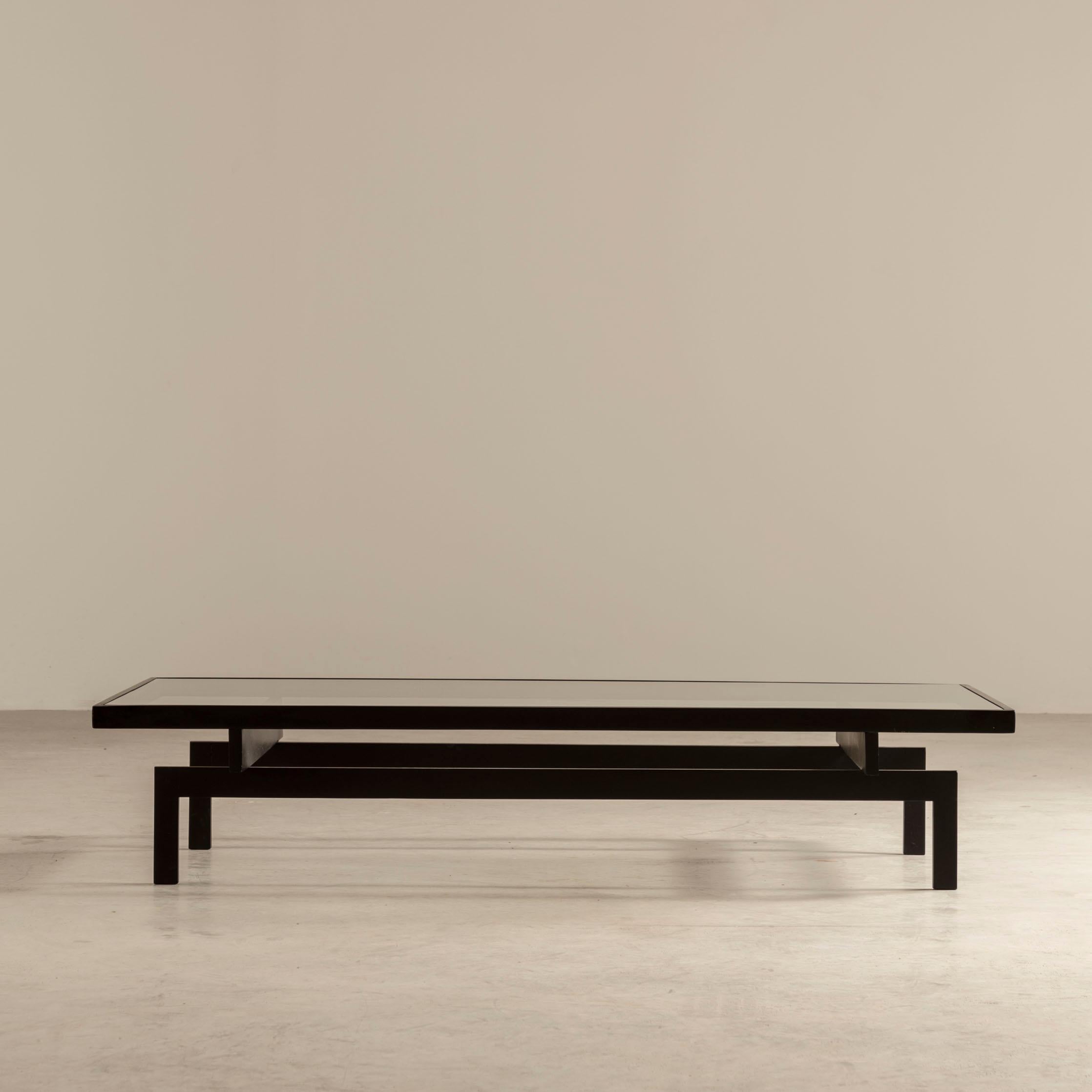 Elegante esempio di modernismo brasiliano, questo tavolino rettangolare di Branco & Preto, creato negli anni '60, mostra la dedizione del collettivo alle linee pulite e alla raffinatezza funzionale. Realizzata con una struttura geometrica in legno