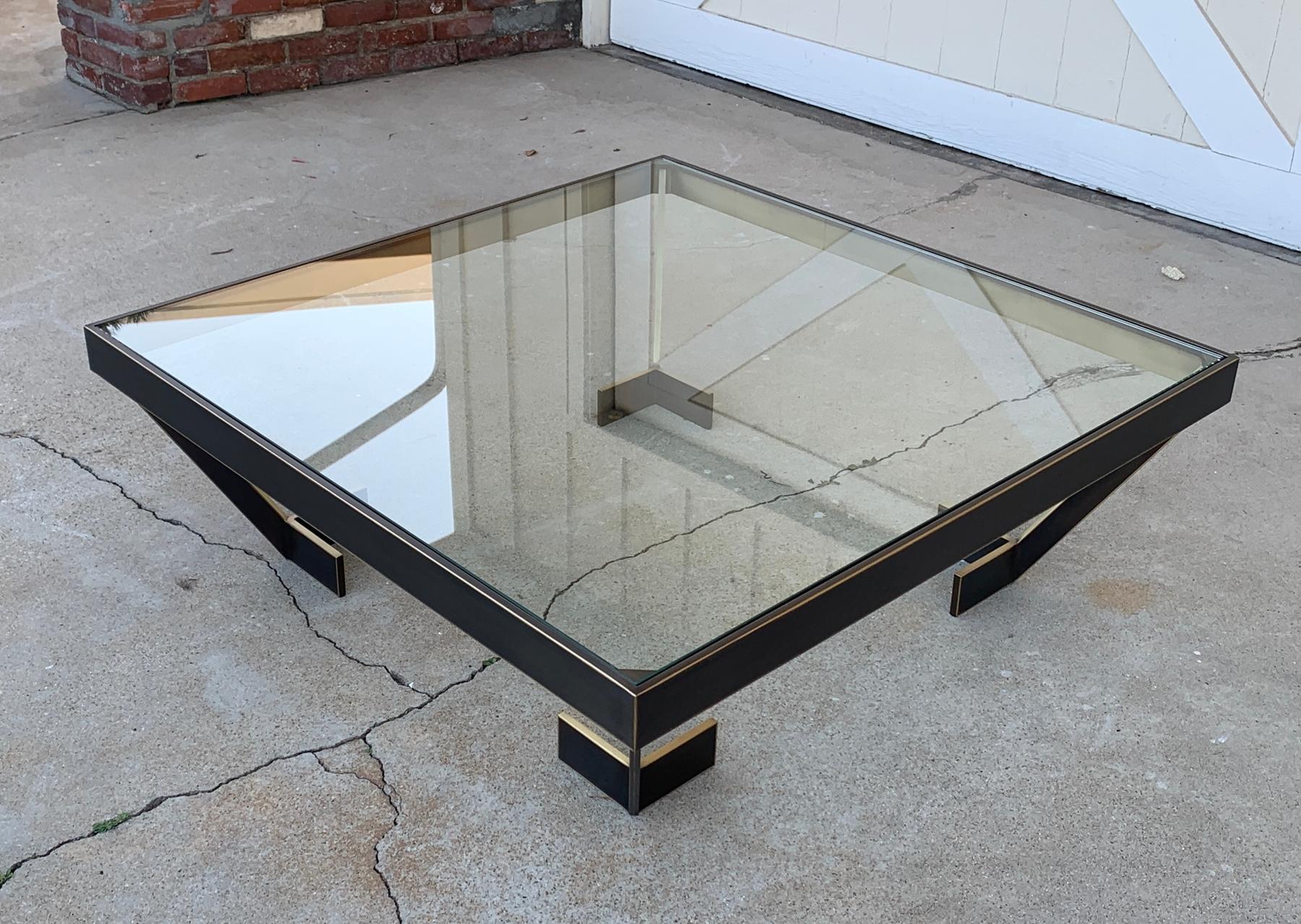 Voici l'exquise table basse en laiton massif et verre, méticuleusement fabriquée par l'artiste de renom Amparo Calderon Tapia aux États-Unis en 2021.

 Cette pièce étonnante allie la beauté intemporelle du laiton massif à l'élégance épurée du verre,