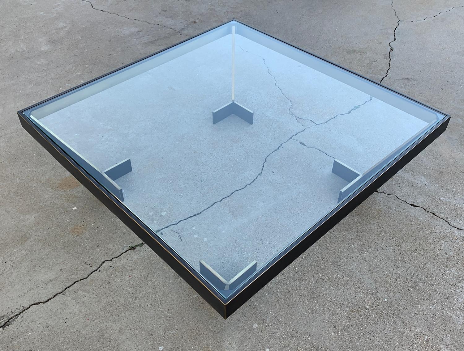 Américain Table basse géométrique en laiton massif et verre d'Amparo Calderon Tapia en vente