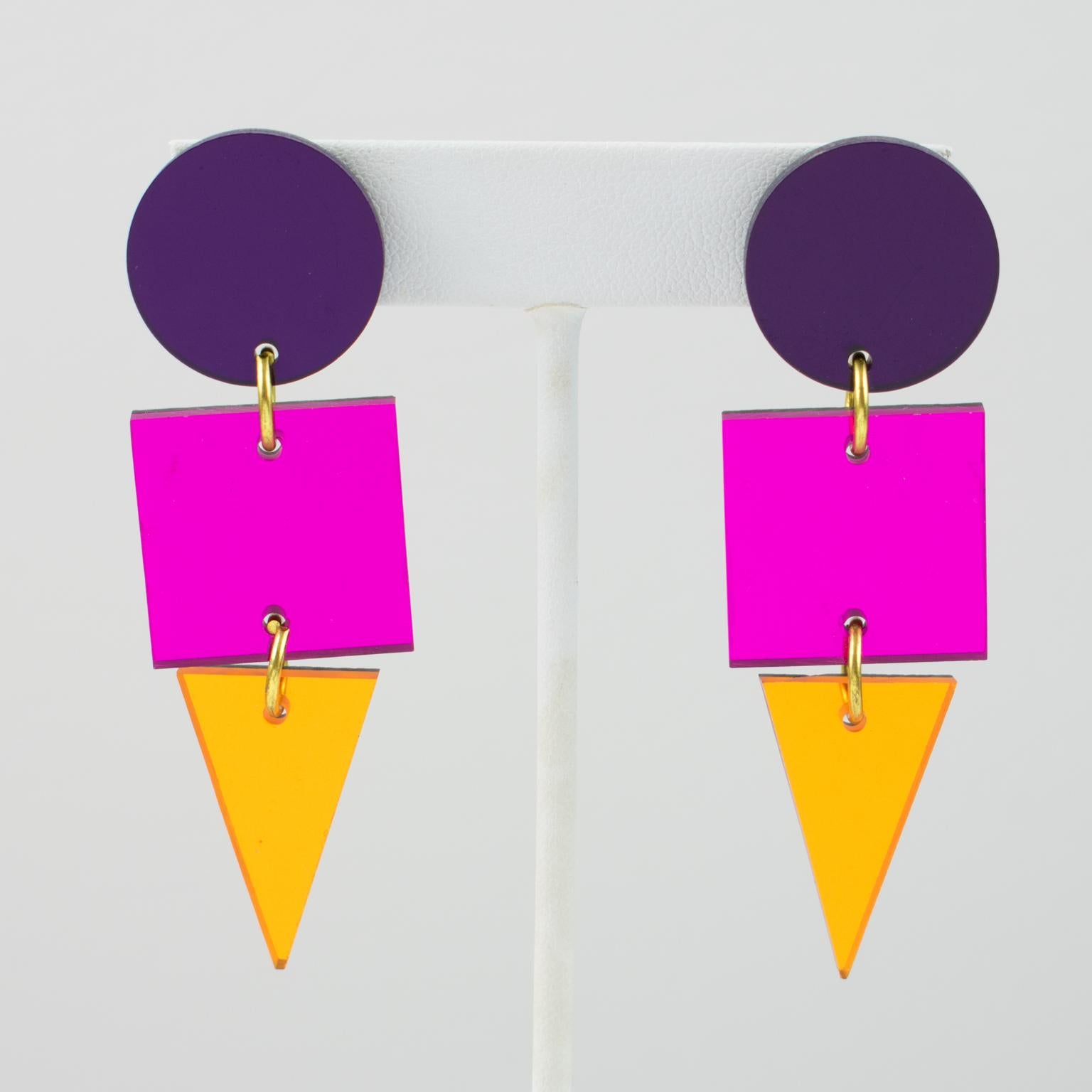 Pendants d'oreilles percés en résine géométrique pourpre, rose et orange en vente 1