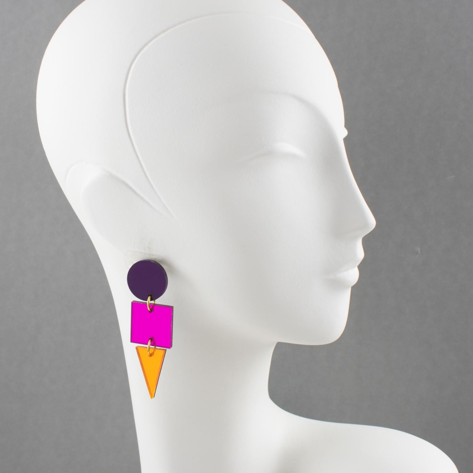 Pendants d'oreilles percés en résine géométrique pourpre, rose et orange en vente 3