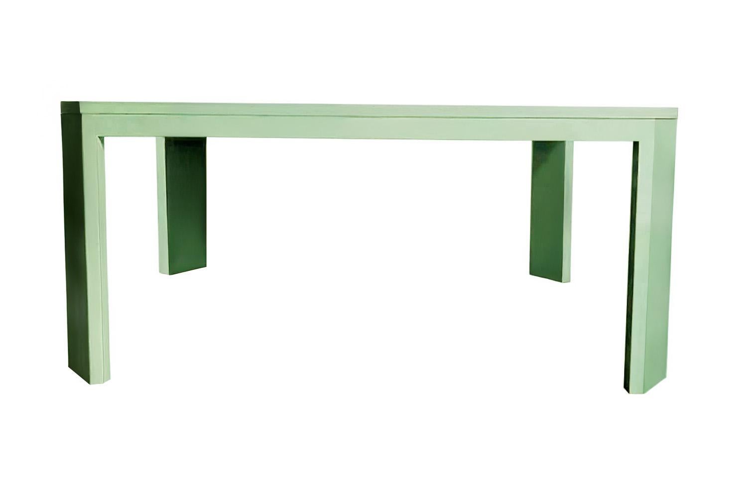 Moderne Table de salle à manger laquée aigue-marine contemporaine géométrique Acento en vente