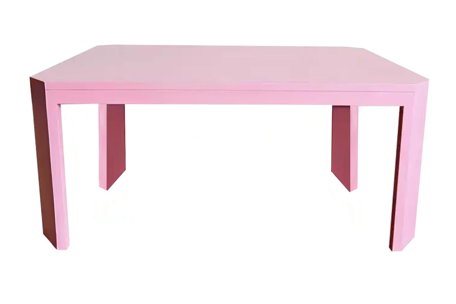 Espagnol Table de salle à manger laquée aigue-marine contemporaine géométrique Acento en vente
