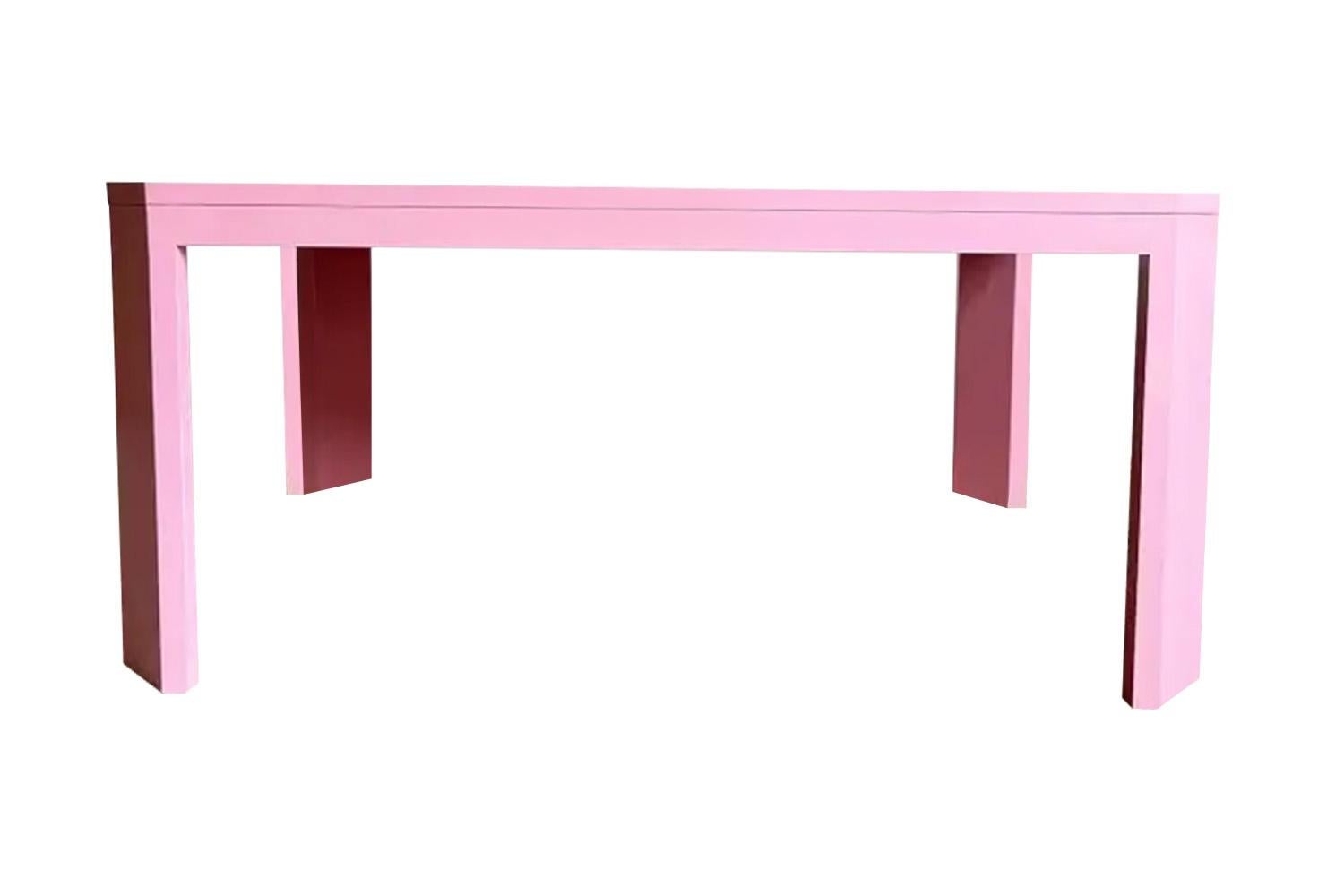 À première vue, la table de salle à manger Acento semble simple, presque minimale, mais plus on la regarde, plus elle révèle son caractère. Les bords ne se comportent pas tout à fait comme prévu, modifiant subtilement les angles et créant un jeu