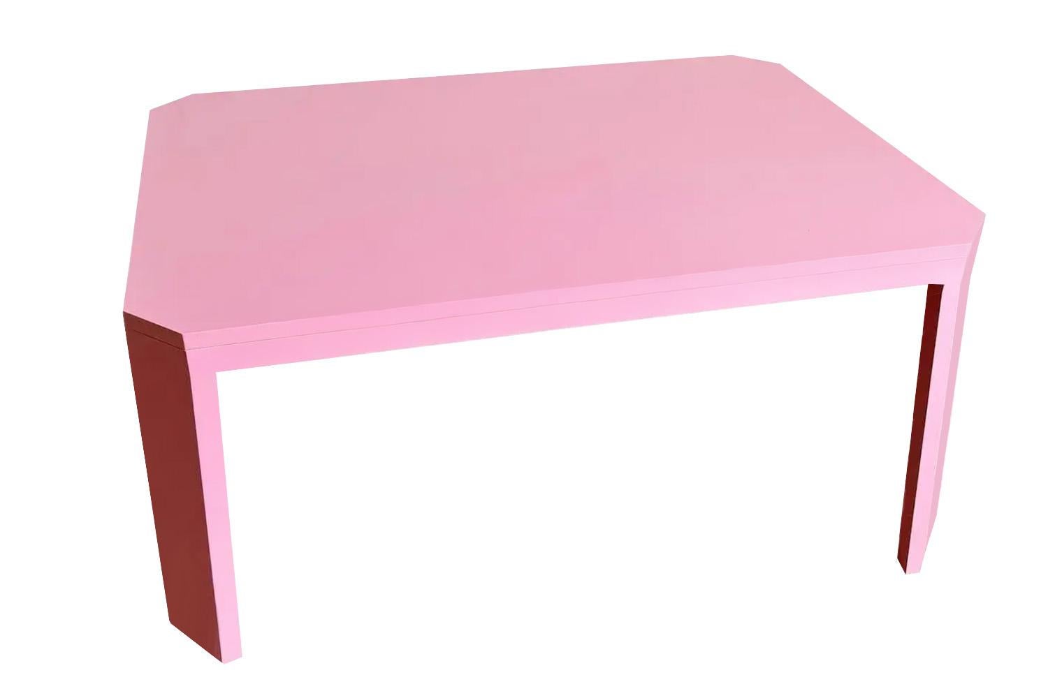 Moderne Table de salle à manger contemporaine géométrique laquée rose Acento en vente