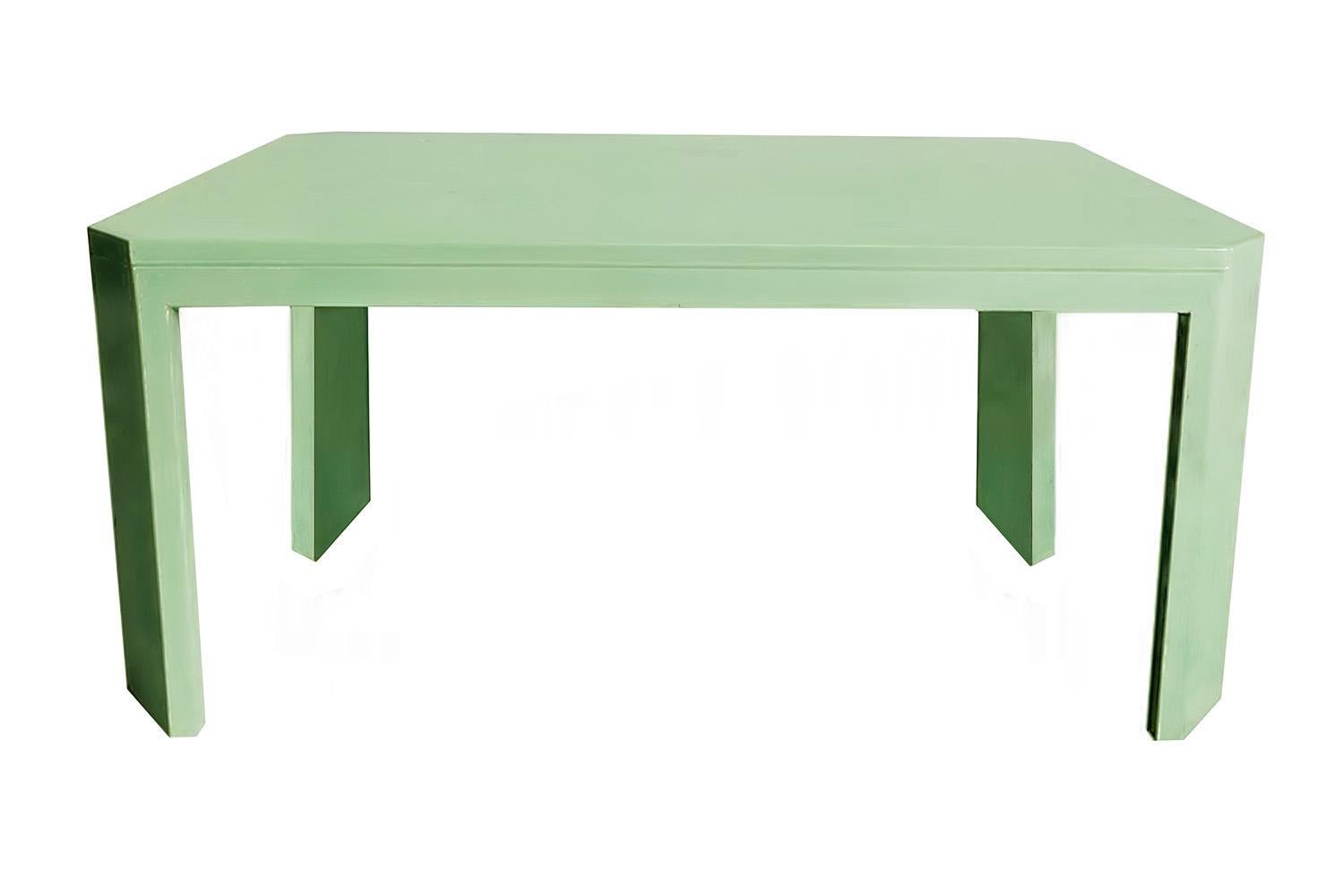 Espagnol Table de salle à manger contemporaine géométrique laquée rose Acento en vente