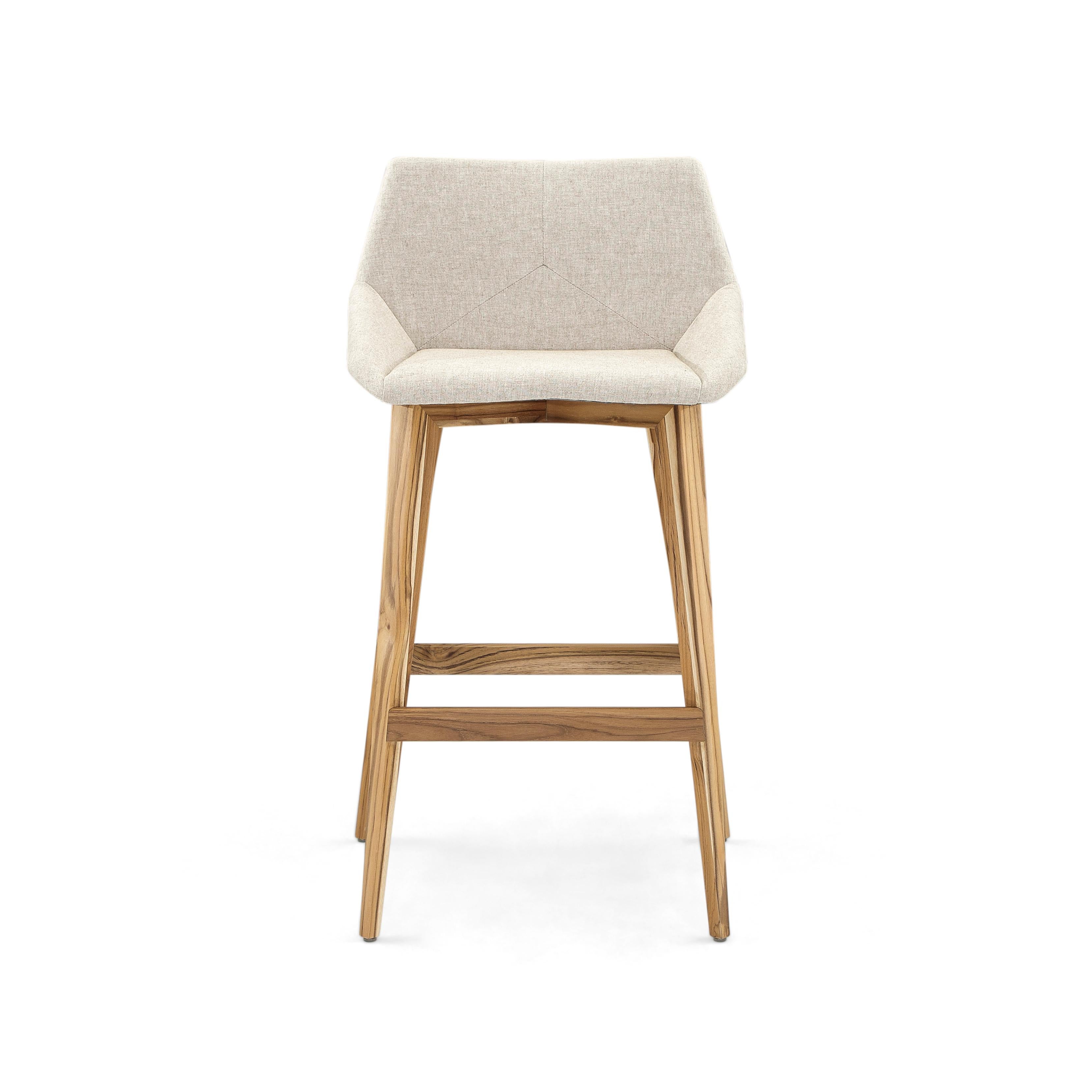 The geometric counter stool as the name says has geometric shapes and pure lines with its teak wooden legs with the seat all wrapped in a beautiful and soft oatmeal fabric. All of these small details thought by architects and designers by our Uultis