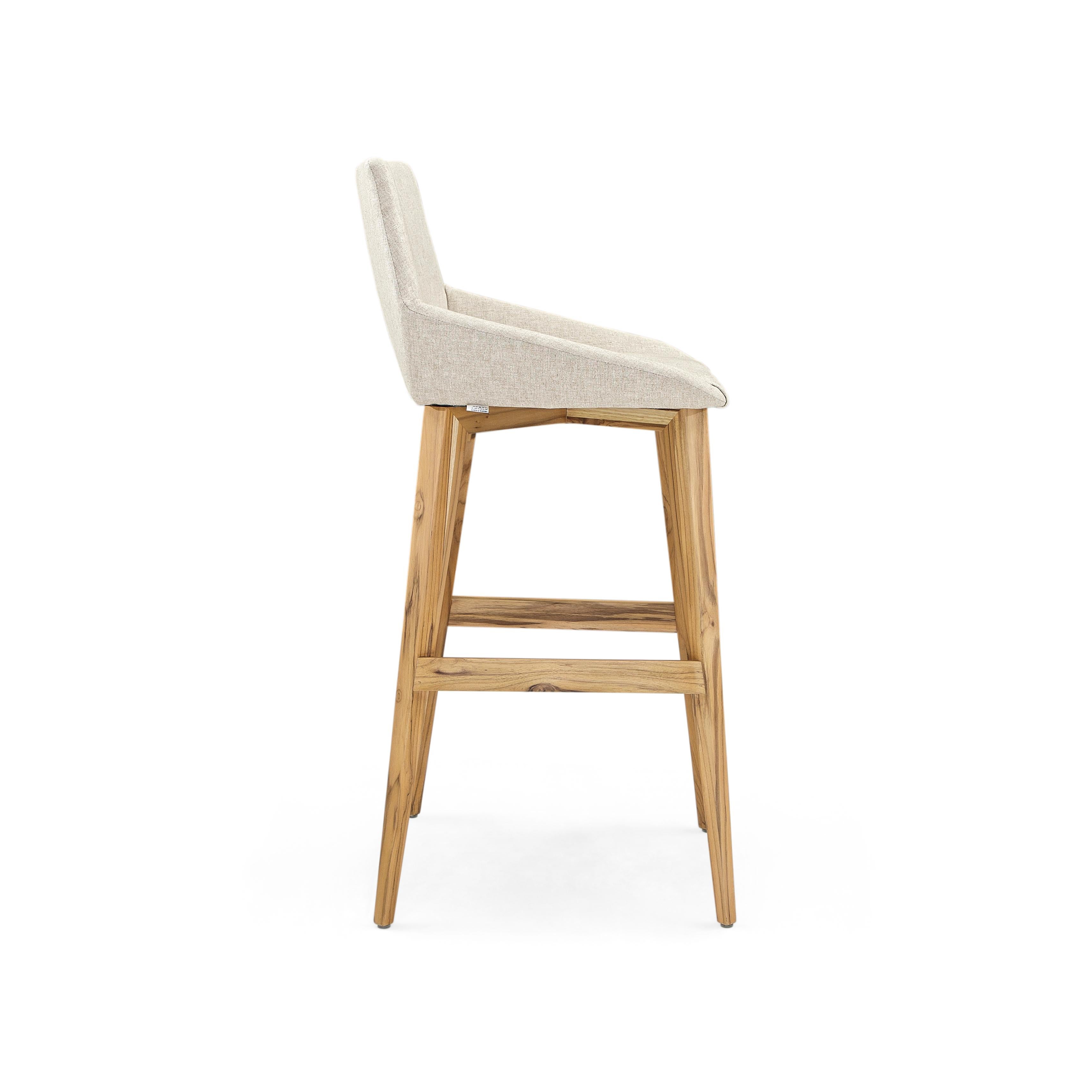 Tabouret de bar géométrique Cubi avec base en bois de teck et assise en tissu grège Neuf - En vente à Miami, FL