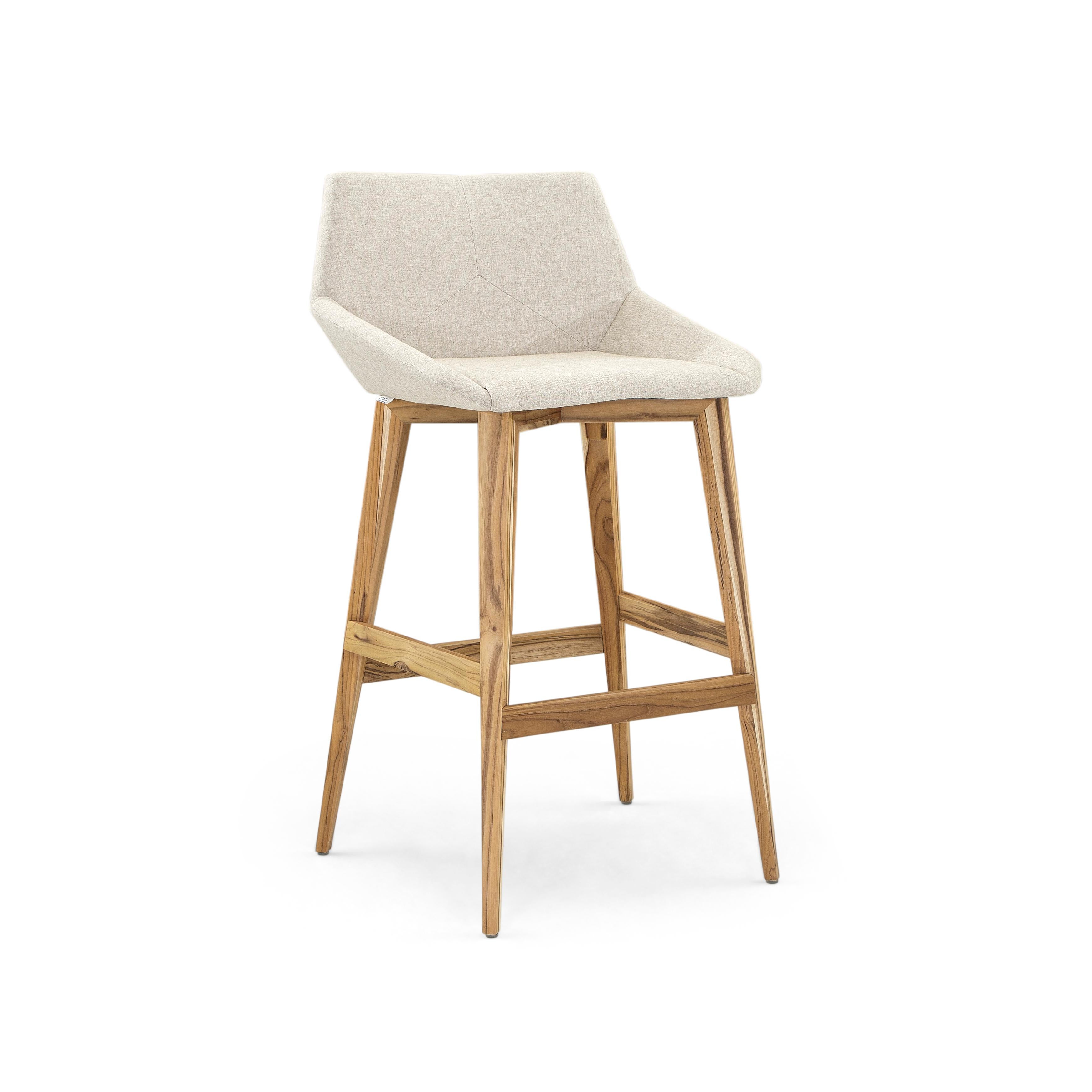 Tabouret de bar géométrique Cubi avec base en bois de teck et assise en tissu grège