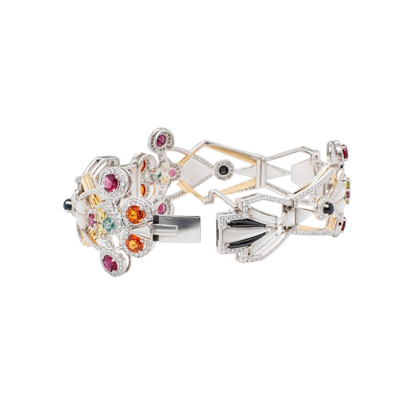 Dieses kühne und unverwechselbare Manschettenarmband ist ein Unikat, das Geometrie und Eleganz auf eindrucksvolle Weise vereint. Das aus 18-karätigem Weißgold gefertigte Schmuckstück zeigt ein Zusammenspiel skulpturaler Formen, die mit leuchtendem