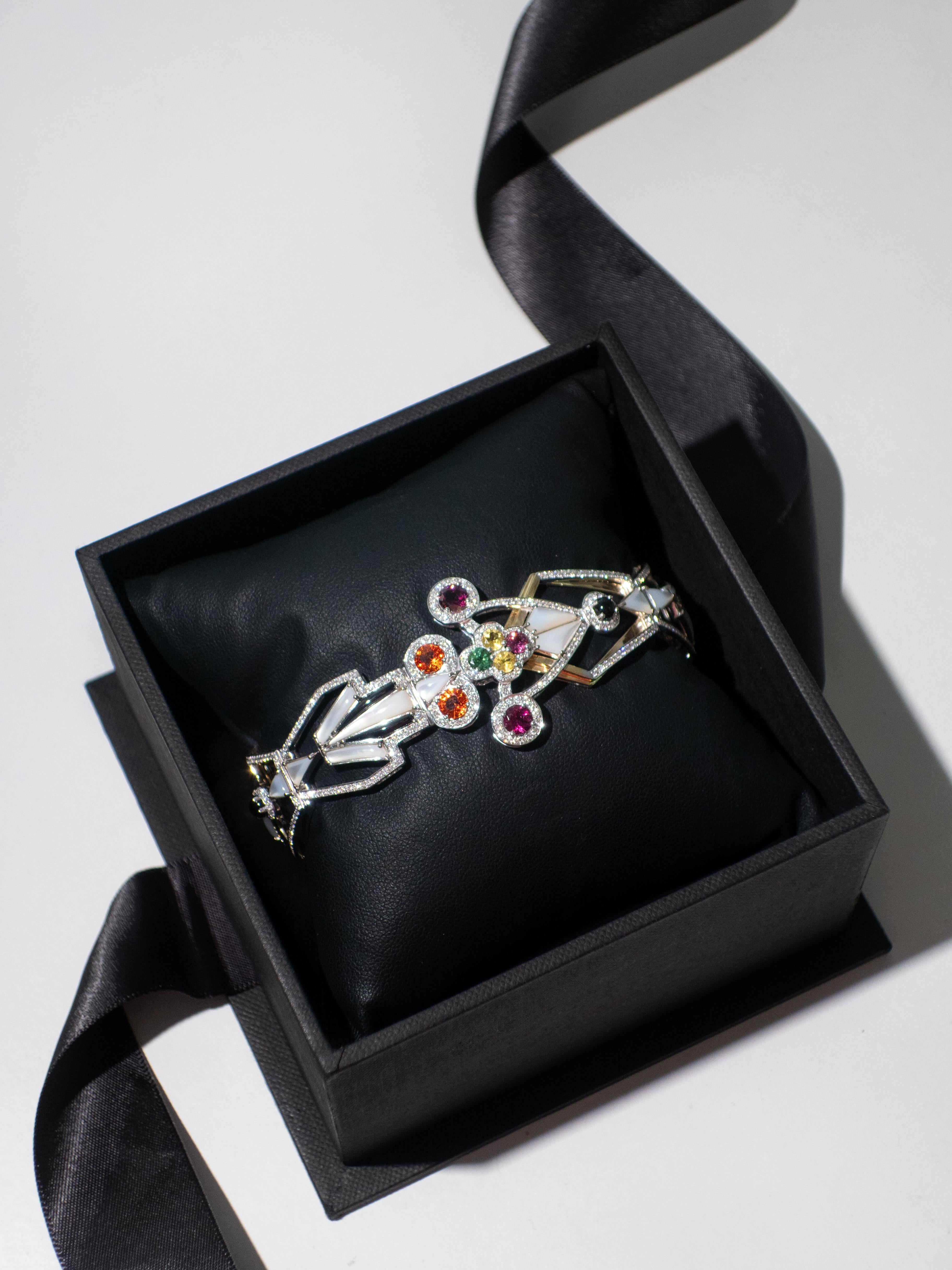 Geometrisches Manschettenarmband aus 18K Weißgold mit Perlmutt, Onyx und Saphiren (Art déco) im Angebot