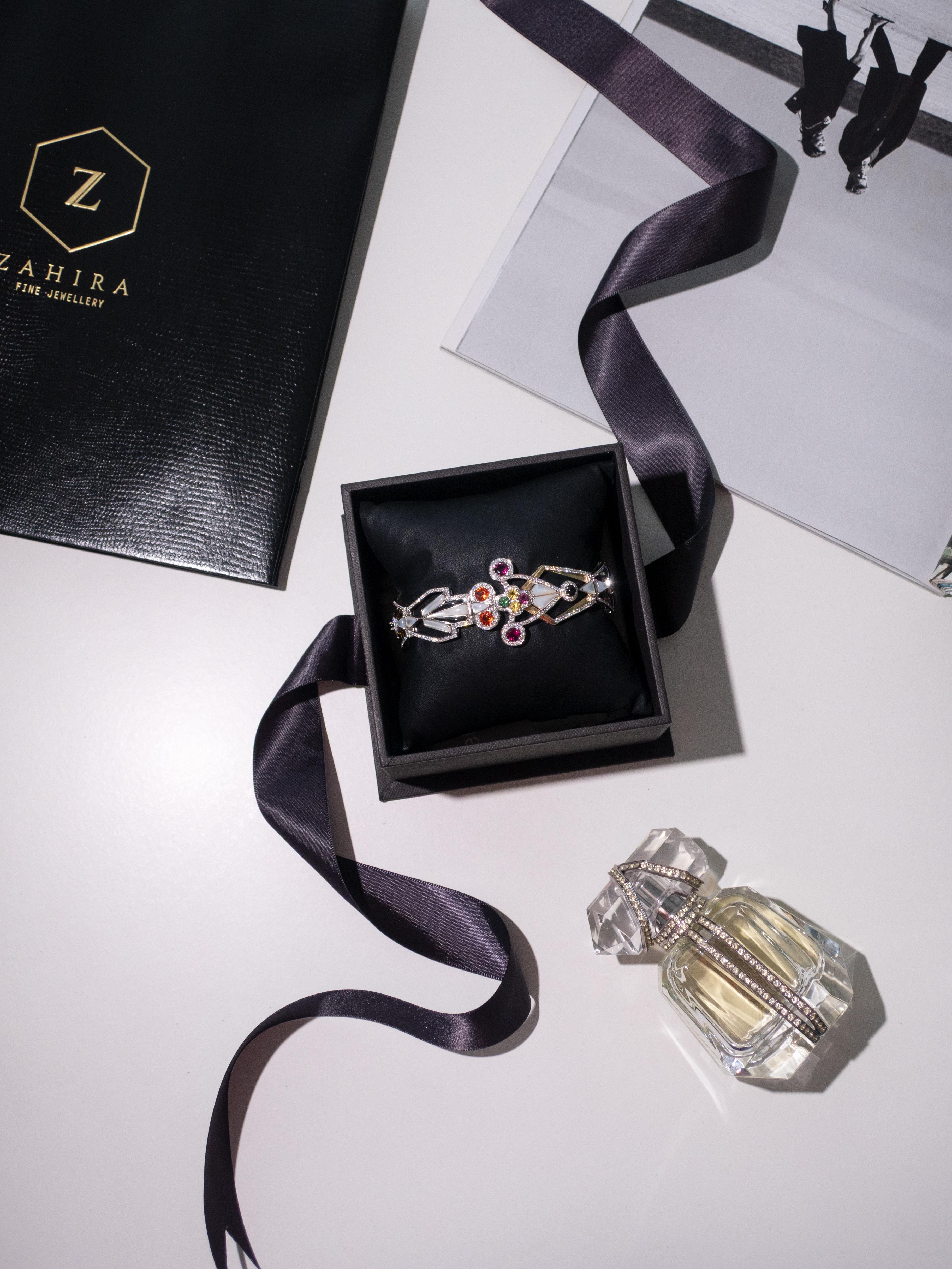 Geometrisches Manschettenarmband aus 18K Weißgold mit Perlmutt, Onyx und Saphiren im Angebot 1