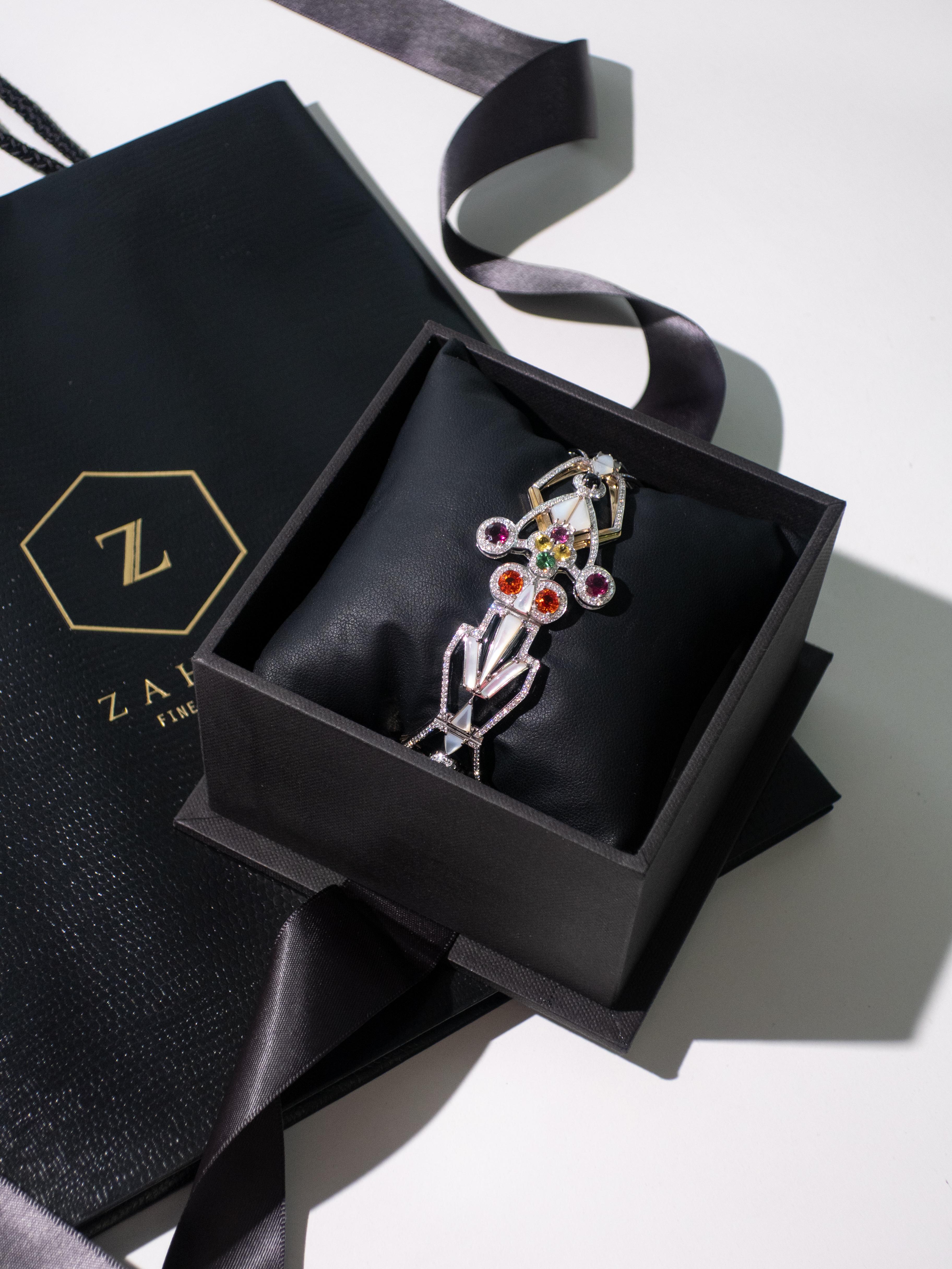 Geometrisches Manschettenarmband aus 18K Weißgold mit Perlmutt, Onyx und Saphiren im Angebot 3