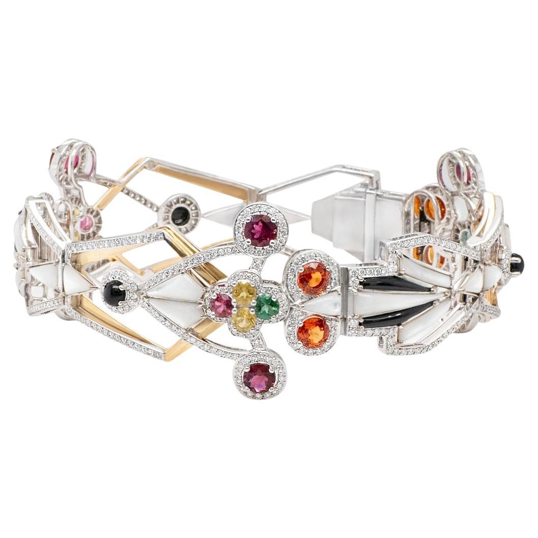 Geometrisches Manschettenarmband aus 18K Weißgold mit Perlmutt, Onyx und Saphiren im Angebot