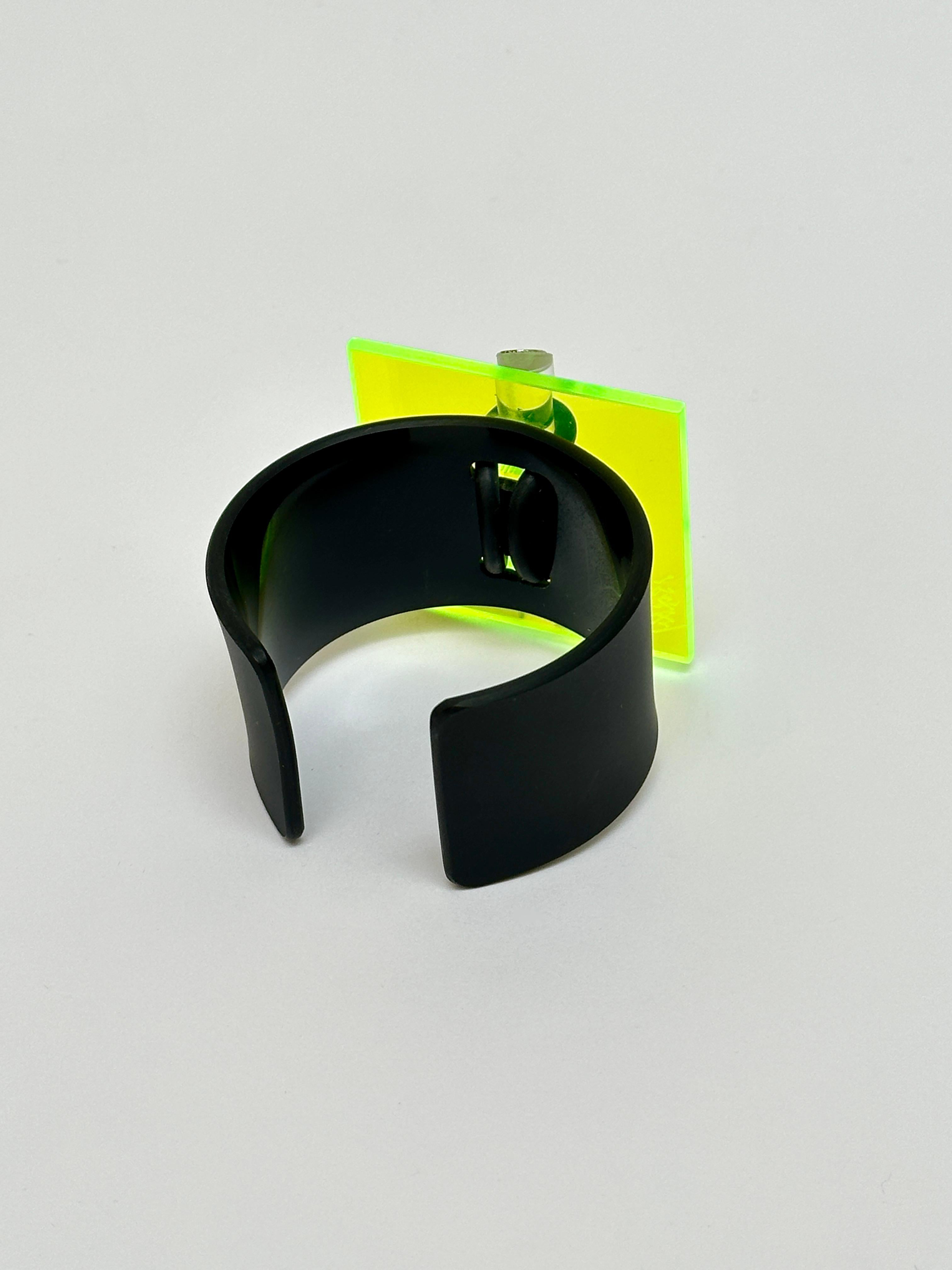 Molded Geometric Cuff, Isaky, Paris c. 1980 For Sale