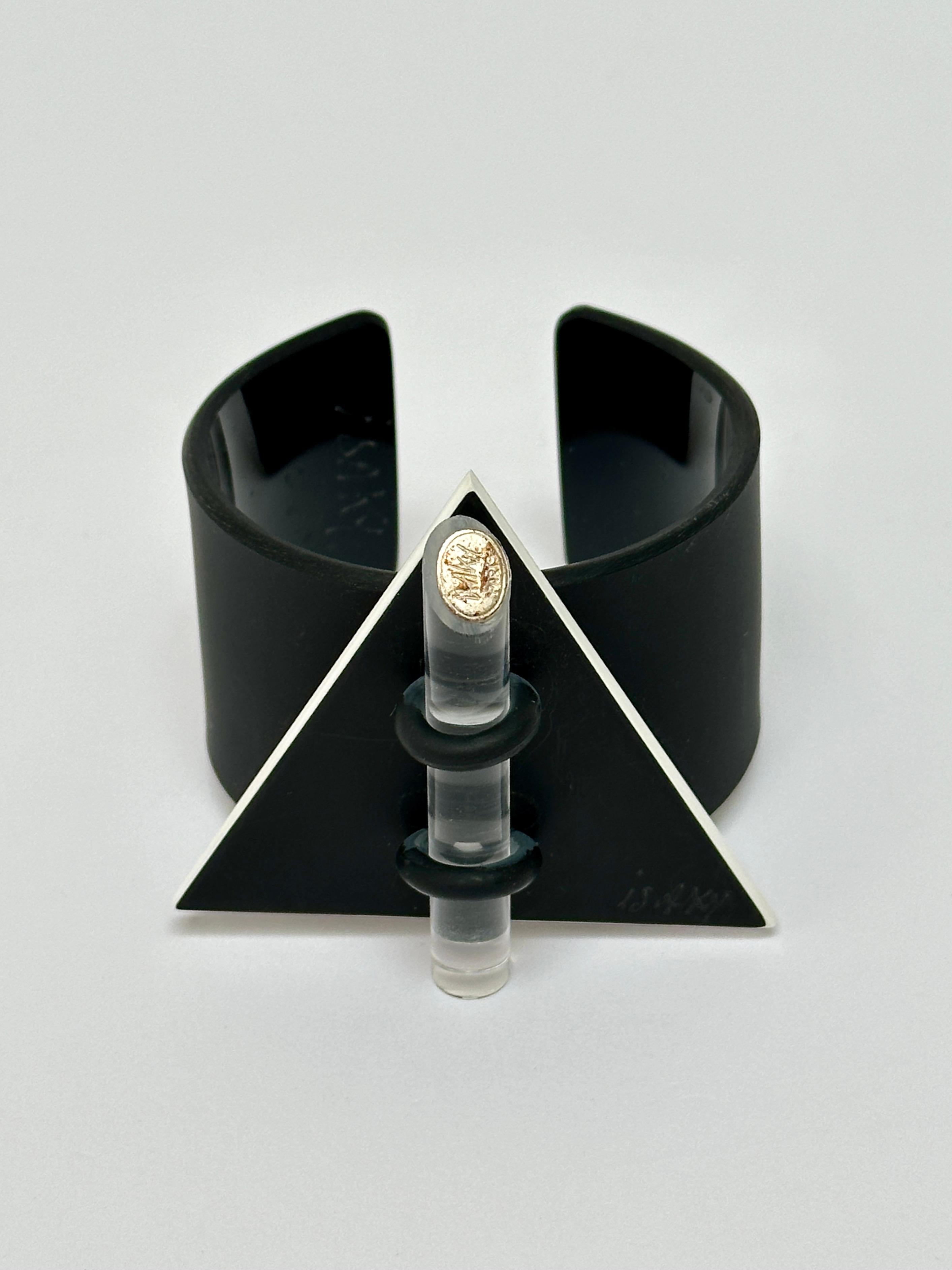 Molded Geometric Cuff, Isaky, Paris c. 1980 For Sale
