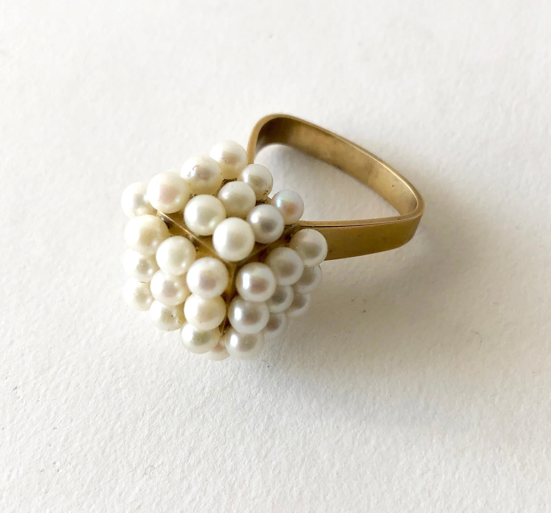 A custom made genuine pearl ring set in 18K gold vermeil over silver, circa 1960's.  Cube measures  3/4
