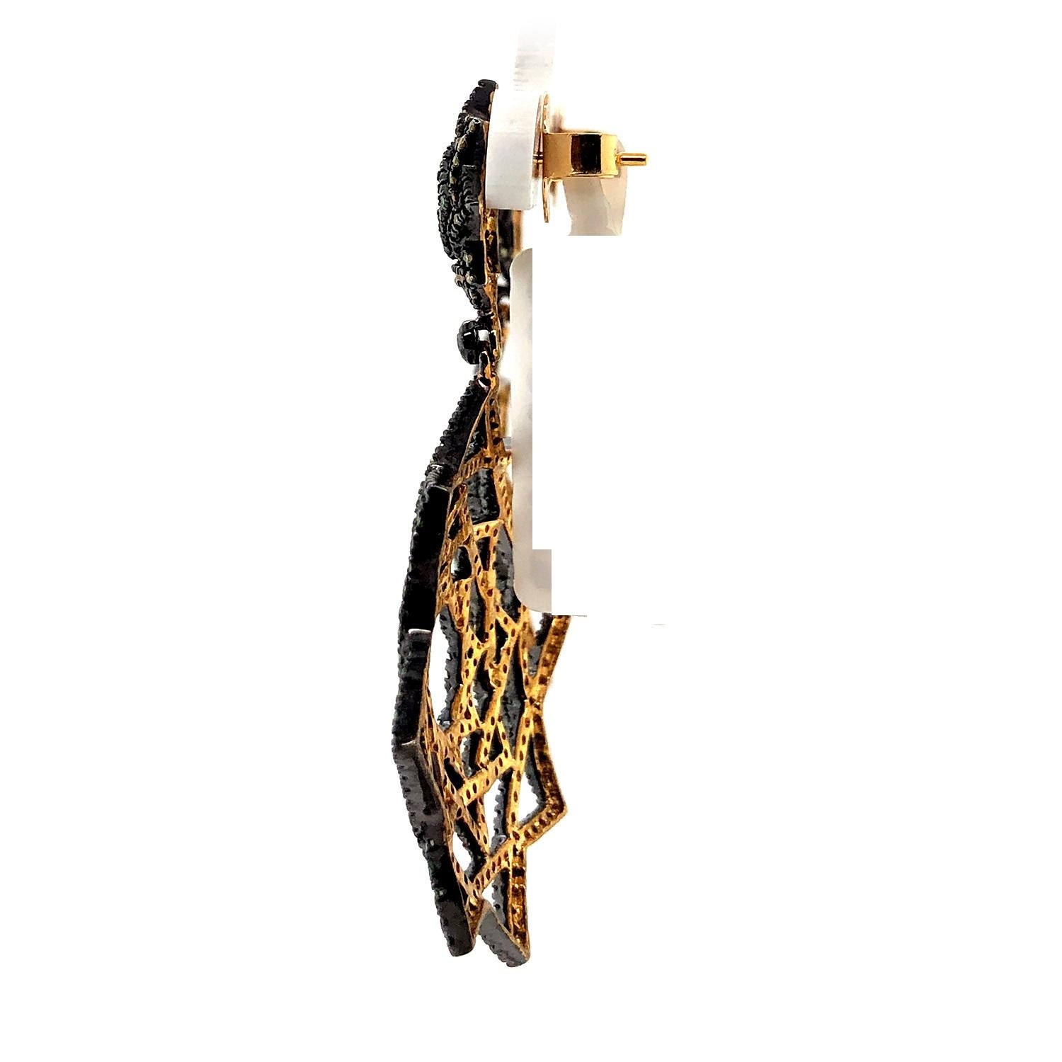 Geometrische Ohrhänger mit Pavé-Diamanten aus 18 Karat Gold und Silber Damen im Angebot
