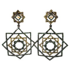 Geometrische Ohrhänger mit Pavé-Diamanten aus 18 Karat Gold und Silber